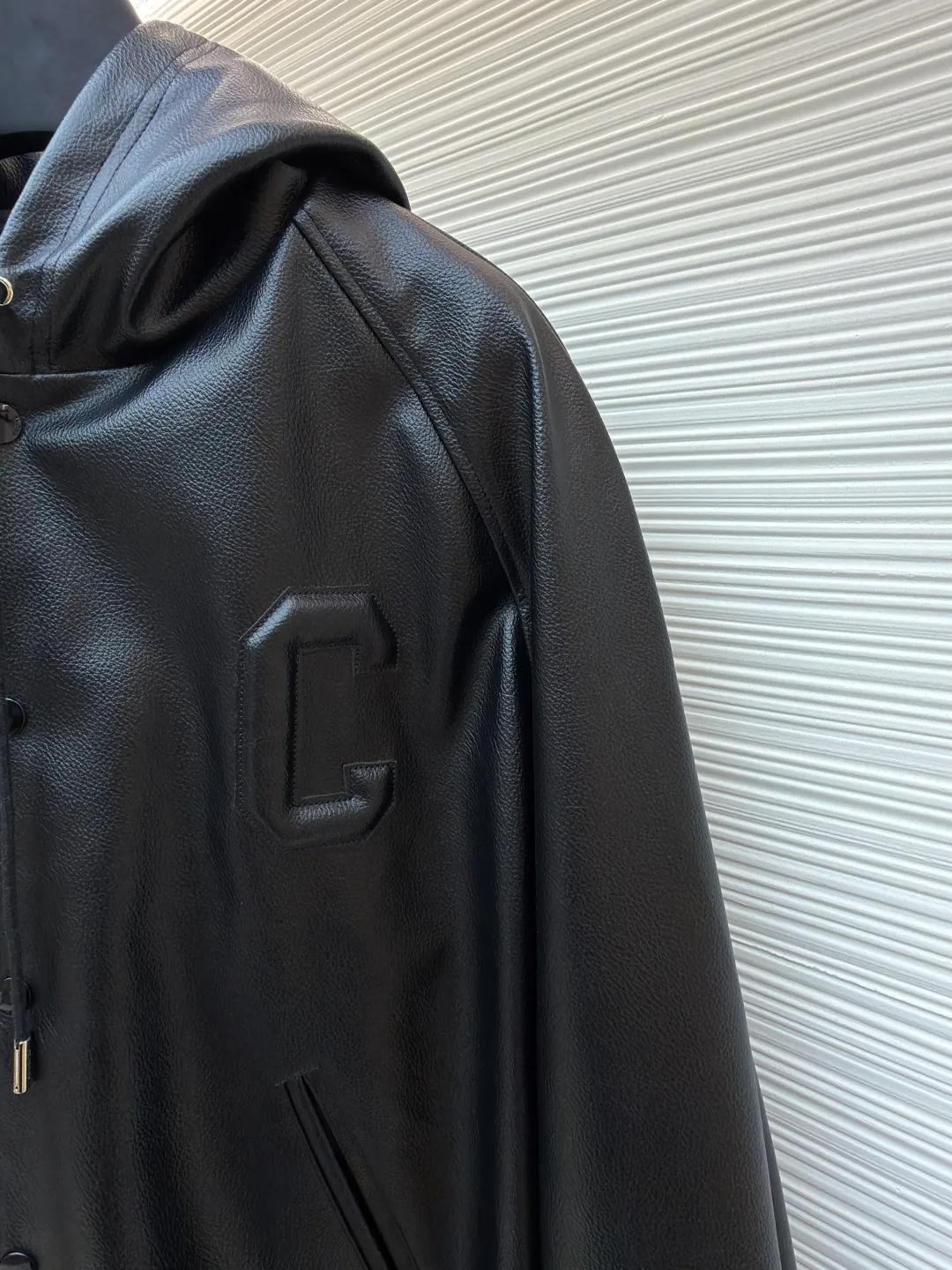 Celine leather hooded jacket ●Original version: Purchased and developed for 41000 ●Item number: 1681091-C65 ●Material: Yazun leather fabric ●Technology: Double-sided tape production ●Version: Fitted version ●Weight: about 1655 grams ●Size: 46-48-50-52 ●Description: Customized Yazun leather and Tencel Shangpin Yuli, warm color and natural luster Decorated with the iconic Celine eye-catching "C" embellished on the front, highlighting the brand's consistent elegance and fashion, the main tone is black for a gorgeous entrance, noble and elegant, every inch exudes a low-key and charming luxury luster, hooded charm, full of style, versatile charm, shaping ever-changing styles. Process 1: Laser 3D contour precise cutting, using advanced computer laser machine technology to cut the leather with high precision to create the outline of the "C" letter. The elasticity and support of the sponge pad are used to assist the embroidery routing. Create a three-dimensional and layered embroidery effect. Process 2: Double-sided tape adhesion method. Through precise cutting and positioning, ensure that the sleeves can still remain flat and fit when bent, ensuring a tight fit without leaving any gaps (just to present the same effect as the original leather jacket). Process 3: Infrared positioning technology. Advanced infrared machine positioning technology to achieve the precise creation of four-button buttons. The letters are arranged neatly and in the same direction. Process 4: Template machine to open the bag. Preset templates guide the position, shape and size of the bag opening. Accuracy ensures the quality of the bag opening effect. The overall wiring is straight and delicate, the fabric is comfortable and soft, and the color is consistent without color difference. It can be matched with the same style to create a fashionable look and control various occasions. Customized accessories, complete with three standards, same style for men and women!