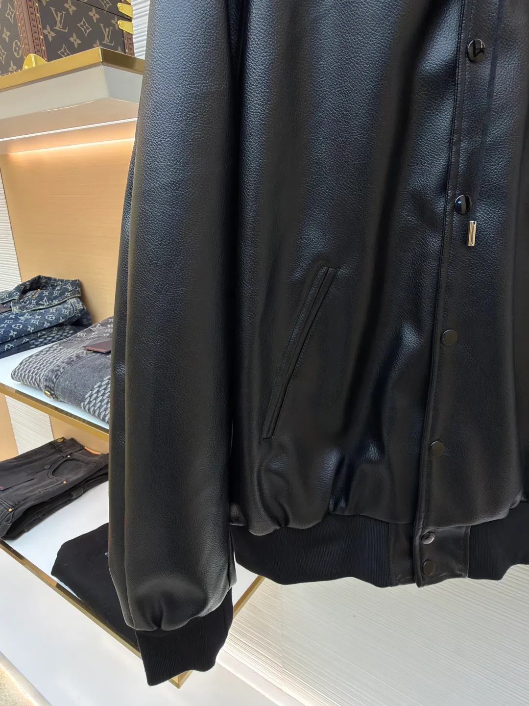 Celine leather hooded jacket ●Original version: Purchased and developed for 41000 ●Item number: 1681091-C65 ●Material: Yazun leather fabric ●Technology: Double-sided tape production ●Version: Fitted version ●Weight: about 1655 grams ●Size: 46-48-50-52 ●Description: Customized Yazun leather and Tencel Shangpin Yuli, warm color and natural luster Decorated with the iconic Celine eye-catching "C" embellished on the front, highlighting the brand's consistent elegance and fashion, the main tone is black for a gorgeous entrance, noble and elegant, every inch exudes a low-key and charming luxury luster, hooded charm, full of style, versatile charm, shaping ever-changing styles. Process 1: Laser 3D contour precise cutting, using advanced computer laser machine technology to cut the leather with high precision to create the outline of the "C" letter. The elasticity and support of the sponge pad are used to assist the embroidery routing. Create a three-dimensional and layered embroidery effect. Process 2: Double-sided tape adhesion method. Through precise cutting and positioning, ensure that the sleeves can still remain flat and fit when bent, ensuring a tight fit without leaving any gaps (just to present the same effect as the original leather jacket). Process 3: Infrared positioning technology. Advanced infrared machine positioning technology to achieve the precise creation of four-button buttons. The letters are arranged neatly and in the same direction. Process 4: Template machine to open the bag. Preset templates guide the position, shape and size of the bag opening. Accuracy ensures the quality of the bag opening effect. The overall wiring is straight and delicate, the fabric is comfortable and soft, and the color is consistent without color difference. It can be matched with the same style to create a fashionable look and control various occasions. Customized accessories, complete with three standards, same style for men and women!