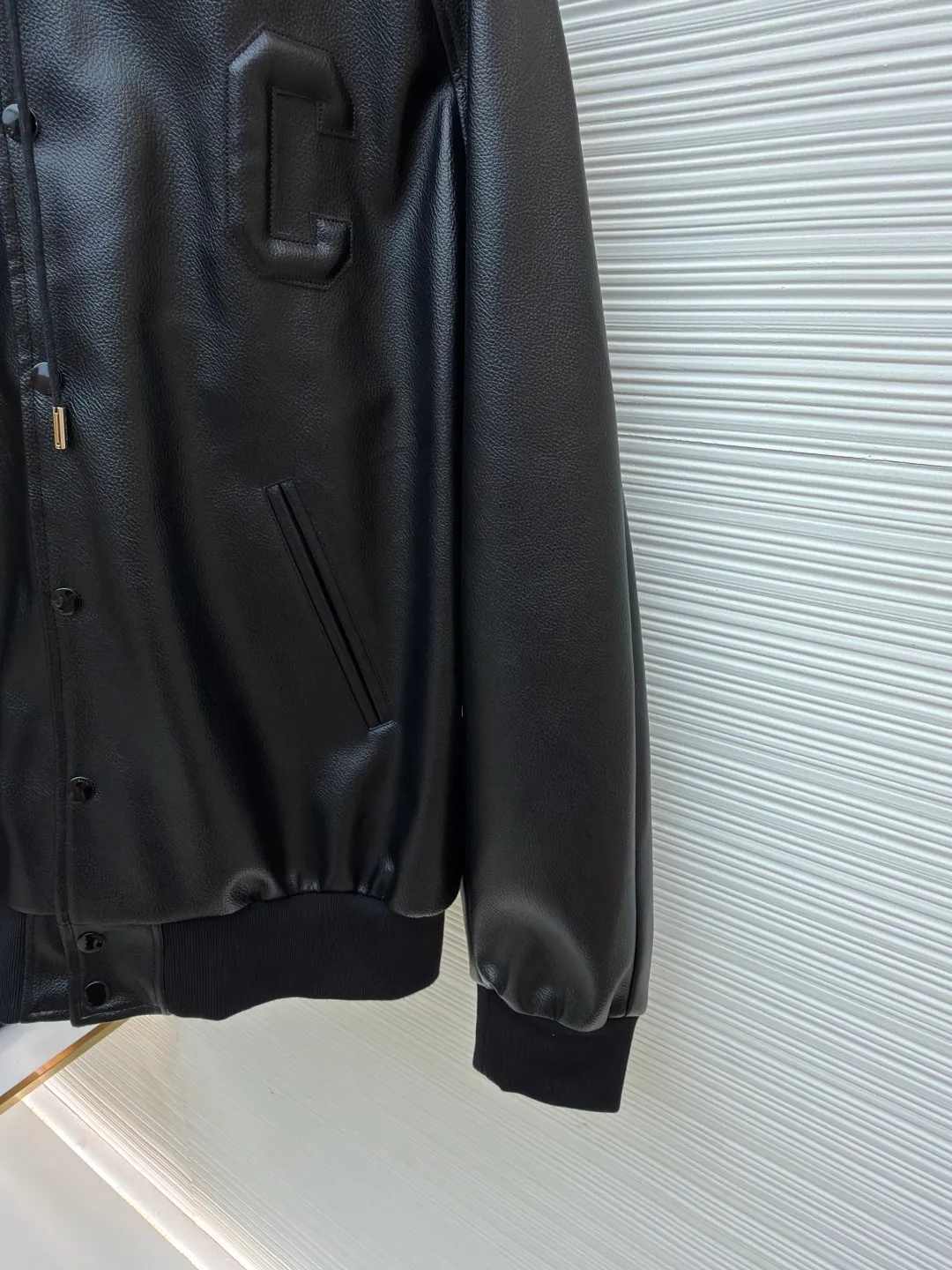 Celine leather hooded jacket ●Original version: Purchased and developed for 41000 ●Item number: 1681091-C65 ●Material: Yazun leather fabric ●Technology: Double-sided tape production ●Version: Fitted version ●Weight: about 1655 grams ●Size: 46-48-50-52 ●Description: Customized Yazun leather and Tencel Shangpin Yuli, warm color and natural luster Decorated with the iconic Celine eye-catching "C" embellished on the front, highlighting the brand's consistent elegance and fashion, the main tone is black for a gorgeous entrance, noble and elegant, every inch exudes a low-key and charming luxury luster, hooded charm, full of style, versatile charm, shaping ever-changing styles. Process 1: Laser 3D contour precise cutting, using advanced computer laser machine technology to cut the leather with high precision to create the outline of the "C" letter. The elasticity and support of the sponge pad are used to assist the embroidery routing. Create a three-dimensional and layered embroidery effect. Process 2: Double-sided tape adhesion method. Through precise cutting and positioning, ensure that the sleeves can still remain flat and fit when bent, ensuring a tight fit without leaving any gaps (just to present the same effect as the original leather jacket). Process 3: Infrared positioning technology. Advanced infrared machine positioning technology to achieve the precise creation of four-button buttons. The letters are arranged neatly and in the same direction. Process 4: Template machine to open the bag. Preset templates guide the position, shape and size of the bag opening. Accuracy ensures the quality of the bag opening effect. The overall wiring is straight and delicate, the fabric is comfortable and soft, and the color is consistent without color difference. It can be matched with the same style to create a fashionable look and control various occasions. Customized accessories, complete with three standards, same style for men and women!