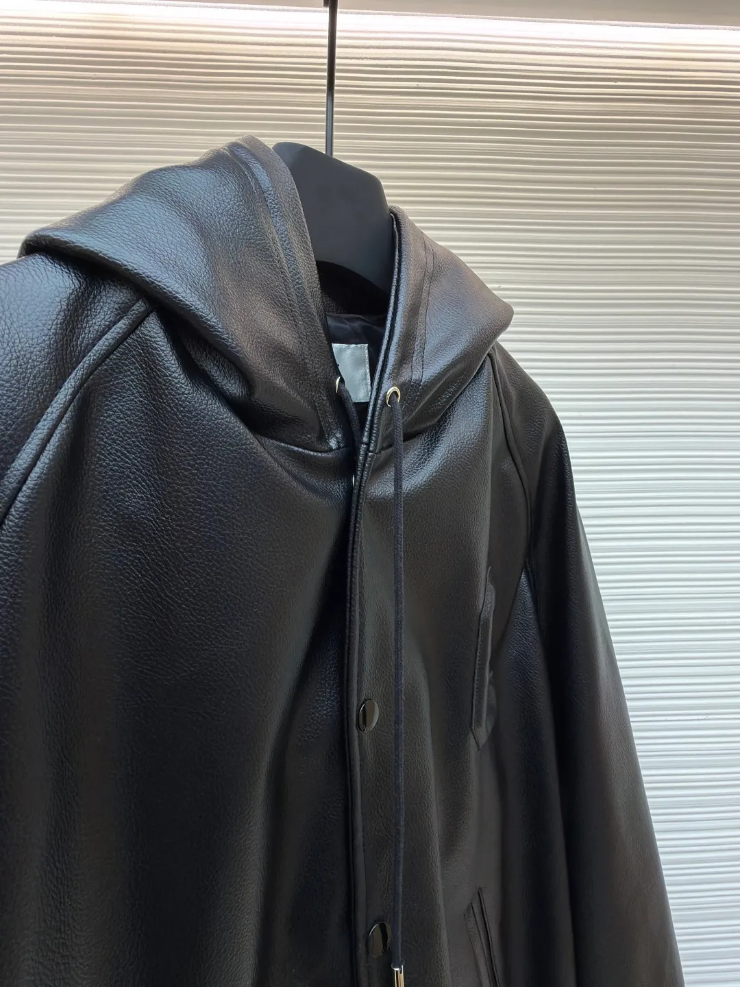 Celine leather hooded jacket ●Original version: Purchased and developed for 41000 ●Item number: 1681091-C65 ●Material: Yazun leather fabric ●Technology: Double-sided tape production ●Version: Fitted version ●Weight: about 1655 grams ●Size: 46-48-50-52 ●Description: Customized Yazun leather and Tencel Shangpin Yuli, warm color and natural luster Decorated with the iconic Celine eye-catching "C" embellished on the front, highlighting the brand's consistent elegance and fashion, the main tone is black for a gorgeous entrance, noble and elegant, every inch exudes a low-key and charming luxury luster, hooded charm, full of style, versatile charm, shaping ever-changing styles. Process 1: Laser 3D contour precise cutting, using advanced computer laser machine technology to cut the leather with high precision to create the outline of the "C" letter. The elasticity and support of the sponge pad are used to assist the embroidery routing. Create a three-dimensional and layered embroidery effect. Process 2: Double-sided tape adhesion method. Through precise cutting and positioning, ensure that the sleeves can still remain flat and fit when bent, ensuring a tight fit without leaving any gaps (just to present the same effect as the original leather jacket). Process 3: Infrared positioning technology. Advanced infrared machine positioning technology to achieve the precise creation of four-button buttons. The letters are arranged neatly and in the same direction. Process 4: Template machine to open the bag. Preset templates guide the position, shape and size of the bag opening. Accuracy ensures the quality of the bag opening effect. The overall wiring is straight and delicate, the fabric is comfortable and soft, and the color is consistent without color difference. It can be matched with the same style to create a fashionable look and control various occasions. Customized accessories, complete with three standards, same style for men and women!