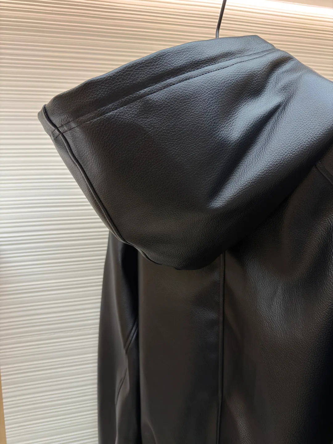 Celine leather hooded jacket ●Original version: Purchased and developed for 41000 ●Item number: 1681091-C65 ●Material: Yazun leather fabric ●Technology: Double-sided tape production ●Version: Fitted version ●Weight: about 1655 grams ●Size: 46-48-50-52 ●Description: Customized Yazun leather and Tencel Shangpin Yuli, warm color and natural luster Decorated with the iconic Celine eye-catching "C" embellished on the front, highlighting the brand's consistent elegance and fashion, the main tone is black for a gorgeous entrance, noble and elegant, every inch exudes a low-key and charming luxury luster, hooded charm, full of style, versatile charm, shaping ever-changing styles. Process 1: Laser 3D contour precise cutting, using advanced computer laser machine technology to cut the leather with high precision to create the outline of the "C" letter. The elasticity and support of the sponge pad are used to assist the embroidery routing. Create a three-dimensional and layered embroidery effect. Process 2: Double-sided tape adhesion method. Through precise cutting and positioning, ensure that the sleeves can still remain flat and fit when bent, ensuring a tight fit without leaving any gaps (just to present the same effect as the original leather jacket). Process 3: Infrared positioning technology. Advanced infrared machine positioning technology to achieve the precise creation of four-button buttons. The letters are arranged neatly and in the same direction. Process 4: Template machine to open the bag. Preset templates guide the position, shape and size of the bag opening. Accuracy ensures the quality of the bag opening effect. The overall wiring is straight and delicate, the fabric is comfortable and soft, and the color is consistent without color difference. It can be matched with the same style to create a fashionable look and control various occasions. Customized accessories, complete with three standards, same style for men and women!
