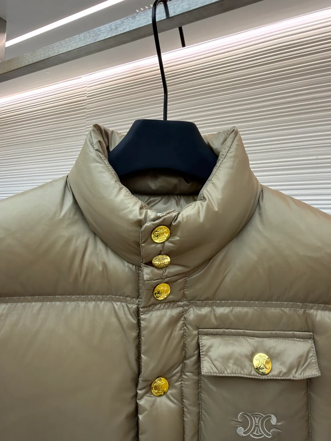 Celine vest down jacket ●Item number: 1681117-C55 ●Fabric: white duck down fabric ●Technology: embroidery production ●Version: fitted version ●Weight: about 365 grams ●Size: 36-38-40 ●Description: The fabric and lining are both made of 100% nylon, giving full play to its core advantages. It is known for its excellent wear resistance, high strength and excellent durability. At the same time, the fabric is extremely light and has good elasticity, ensuring free movement. Nylon is also quick-drying and easy to care for. The consistent selection of materials inside and out achieves strong protection and a light feel from the inside out. This product cleverly combines the two exquisite techniques of quilting and three-dimensional embroidery. Quilting not only gives clothing a unique geometric beauty, but its core function is to closely fit the inner and outer layers and fix the filling, thereby enhancing warmth, avoiding bloat, and improving the stability of the overall structure, making the fit more crisp. A delicate embroidered logo pops out with 3D stitching. Compared with ordinary printing, embroidered logos have a more high-end texture and durability. They are not easy to fade or crack after repeated washing and friction, which significantly enhances the brand's recognition and the collection value of the item. The combination of the two achieves the perfect unity of beauty and practicality. It is filled with 90% selected white duck down and weighs 170g, ensuring that it is fluffy and rebounds quickly, is light and warm. The overall wiring is straight and delicate, the fabric is comfortable and soft, and the color is consistent without color difference. It can be matched with the same style to create a fashionable look and control various occasions. Customized accessories, complete with three standards, same style for men and women!
