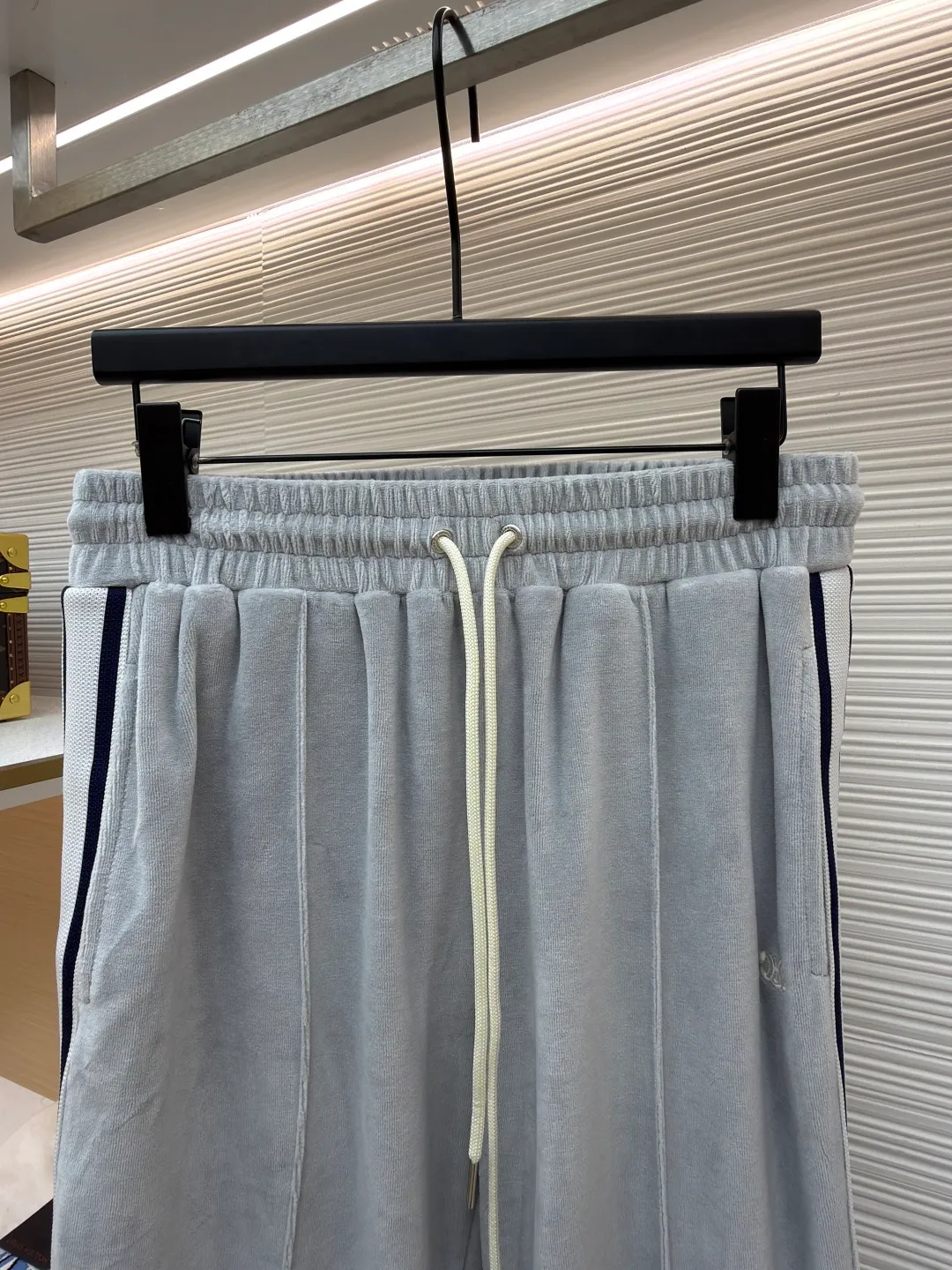Celine Arc de Triomphe embroidered trousers ●Original version: 10500 purchase and development ●Item number: 1681629-A75 ●Fabric: Yunrou twin velvet matte sateen fabric ●Technology: embroidery production ●Color: gray ●Version: fitted version ●Weight: about 520 grams ●Size: S-M-L-XL ●Description: These Celine Arc de Triomphe embroidered trousers are made of high-quality velvet fabric, which feels soft and delicate and has a good drape. It has been treated with a special washing process to show a unique luster and texture. The loose, straight silhouette has a smooth cut and the waistline is designed to fit ergonomics, making it comfortable to wear and allow for freedom of movement. The sides of the trousers are decorated with exquisite Arc de Triomphe embroidery patterns, with exquisite craftsmanship, strong three-dimensional effect and exquisite details. The splicing of the front and back pieces adopts flat-turn open-stitching technology. The stitching is even and neat, and the lines are clear and smooth. The pocket edges and trouser legs are reinforced to ensure durability and aesthetics. The drawstring design at the waist can be freely adjusted for tightness, making it easy to put on and take off and modify the body shape. The entire pair of trousers reflects Celine's ultimate pursuit of quality and craftsmanship from fabric selection, tailoring to detail processing. It not only retains the elegant style of classic items, but also incorporates modern design language, making it suitable for various occasions and showing a low-key and luxurious fashion attitude. The overall wiring is straight and delicate, the fabric is comfortable and soft, and the color is consistent without color difference. It can be matched with the same style to create a fashionable look and control various occasions. Customized accessories, complete with three standards, same style for men and women!