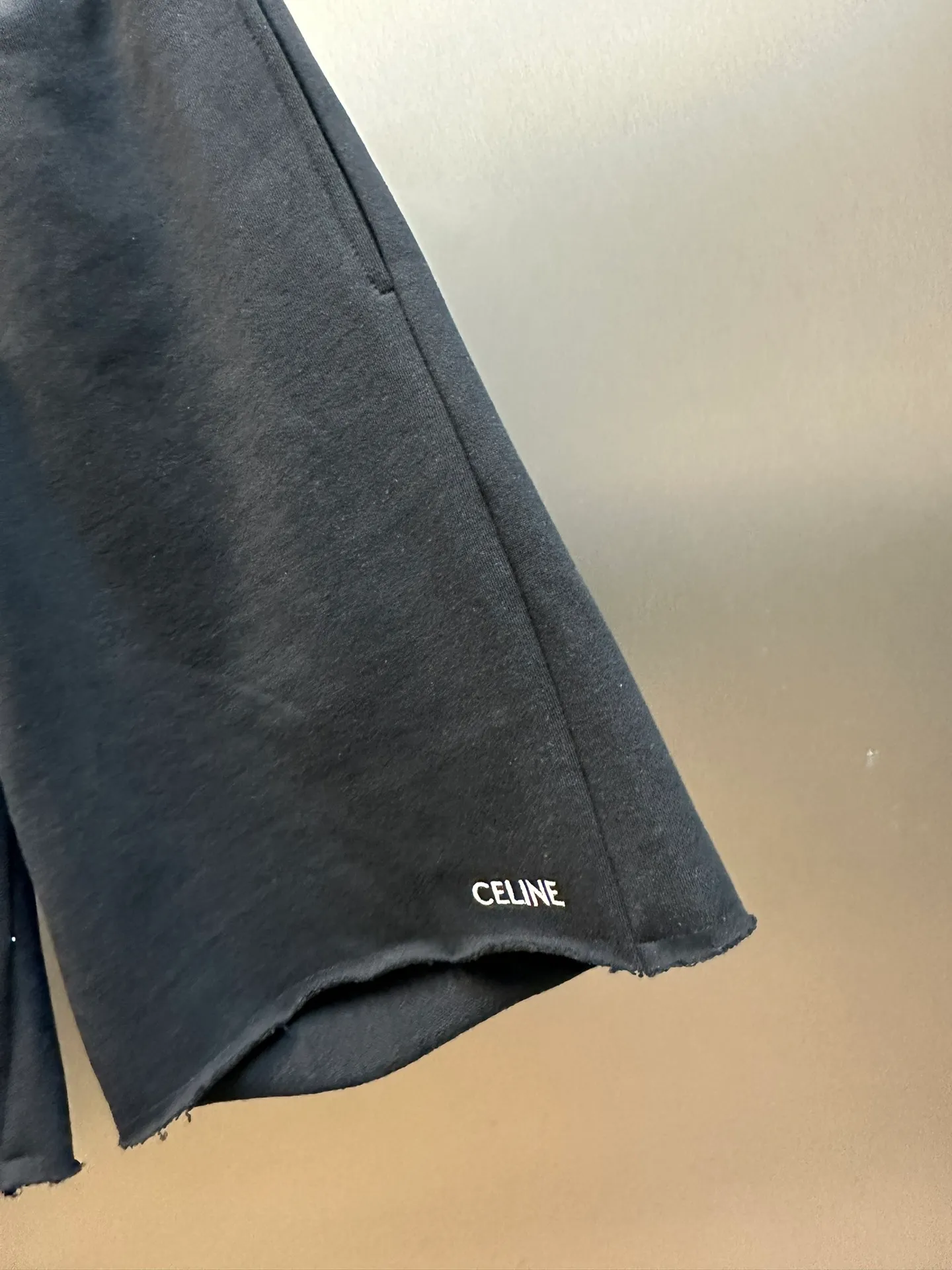 🅿️330 Celine embroidered casual shorts are made of trendy cotton David fabric. The left trouser leg is decorated with CELINE embroidery and is embellished with a unique loose beard, showing laziness and casualness.  It adopts imported machine embroidery technology, advanced computer control system and precision mechanical components to achieve precise and efficient embroidery operations. The fabrics have been fermented and washed, which makes them feel better and not easy to deform or shrink.  size：s m l xl
