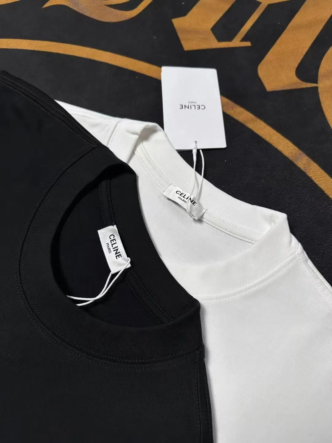 🅿️200 CELINE LOGO is exquisitely upgraded, inspired by the retro of the 1980s. Original fabric. Official same style. Short-sleeved T-shirt. Customized fabric. Fabric dyed in the same vat. Very comfortable to the touch. Latest brick cabinet synchronization for spring and summer. Fashionable and personalized. Super versatile. Loose fit is very suitable for both men and women. A must-have for everyone. Hang tag. Collar label. Washed wheat. Complete with three labels. Color: black white.