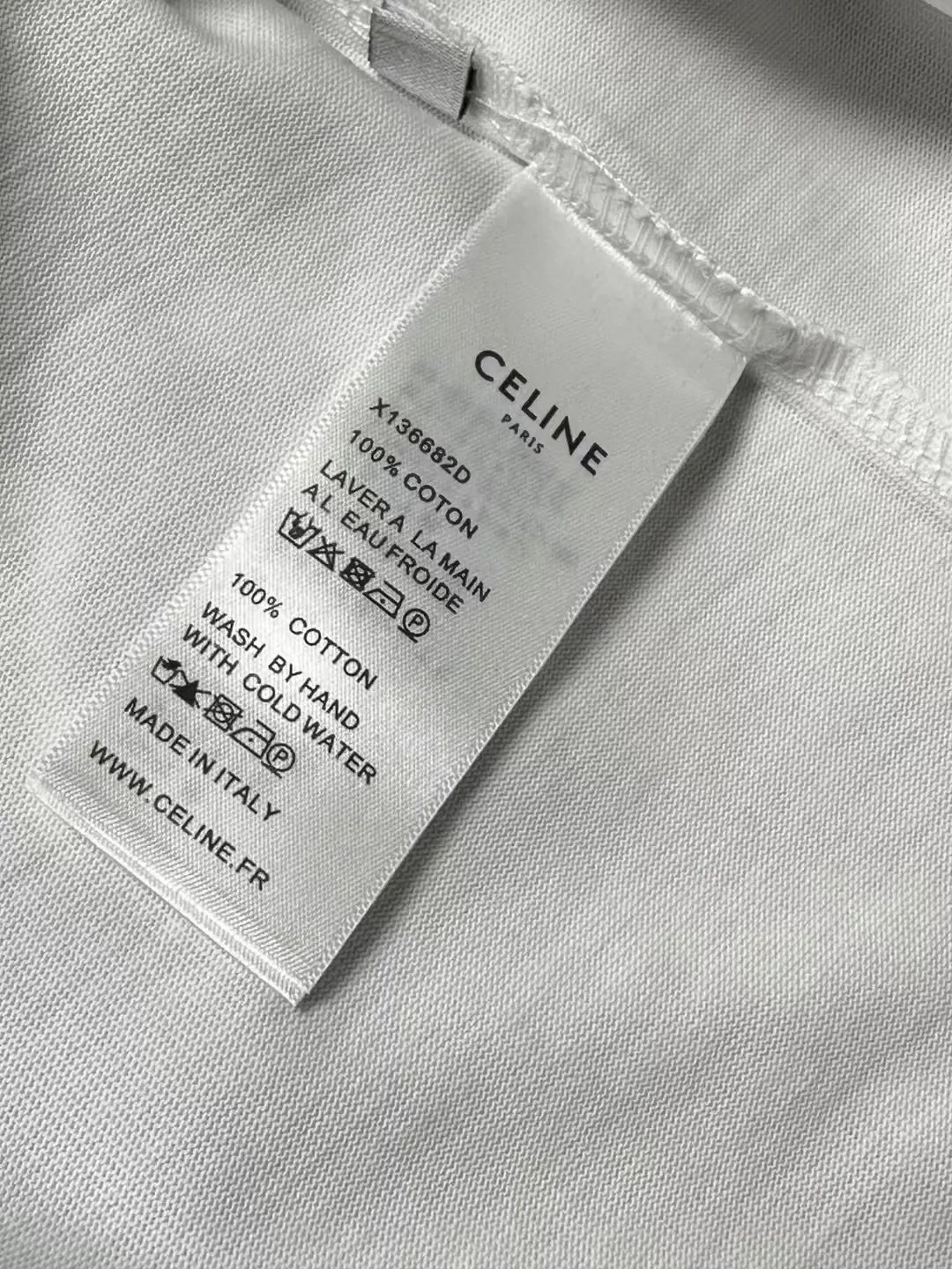 🅿️200 CELINE LOGO is exquisitely upgraded, inspired by the retro of the 1980s. Original fabric. Official same style. Short-sleeved T-shirt. Customized fabric. Fabric dyed in the same vat. Very comfortable to the touch. Latest brick cabinet synchronization for spring and summer. Fashionable and personalized. Super versatile. Loose fit is very suitable for both men and women. A must-have for everyone. Hang tag. Collar label. Washed wheat. Complete with three labels. Color: black white.