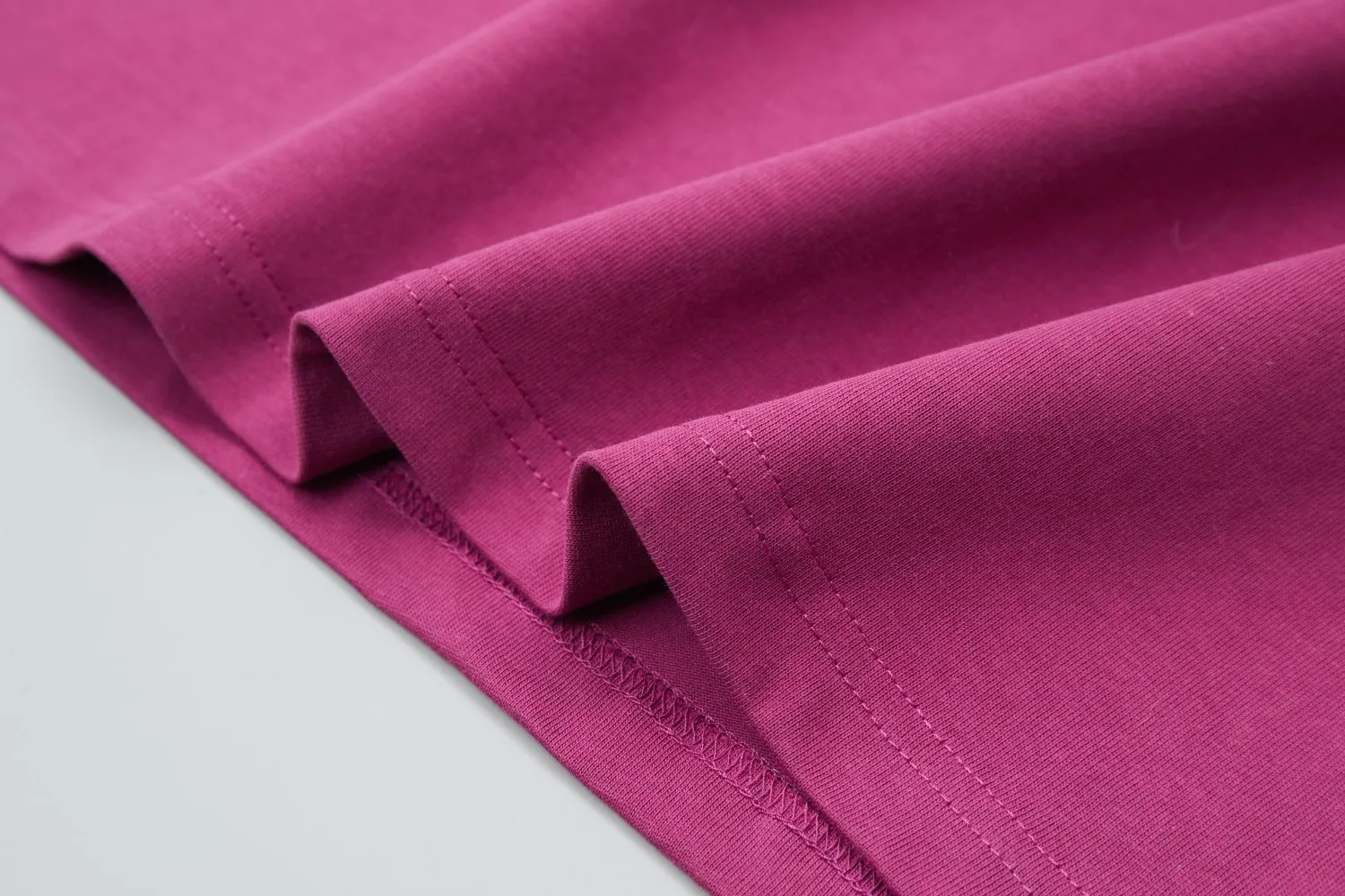🅿️200 ✨CEL✨🆕25SS spring and summer new style Classic logo short sleeves Light luxury Essential item for daily commuting for men and women Correct version Welcome to compare Detailed features · 260g 100% pure cotton double yarn jersey fabric · Custom dyed in the same cylinder, special thickened 32 count double-strand 1X1 thread · Double-needle stitching cross-stitching process · Original main mark, washed tag, brand moisture-proof paper packaging Color: wine purple/black/military green Size: S/M/L/XL
