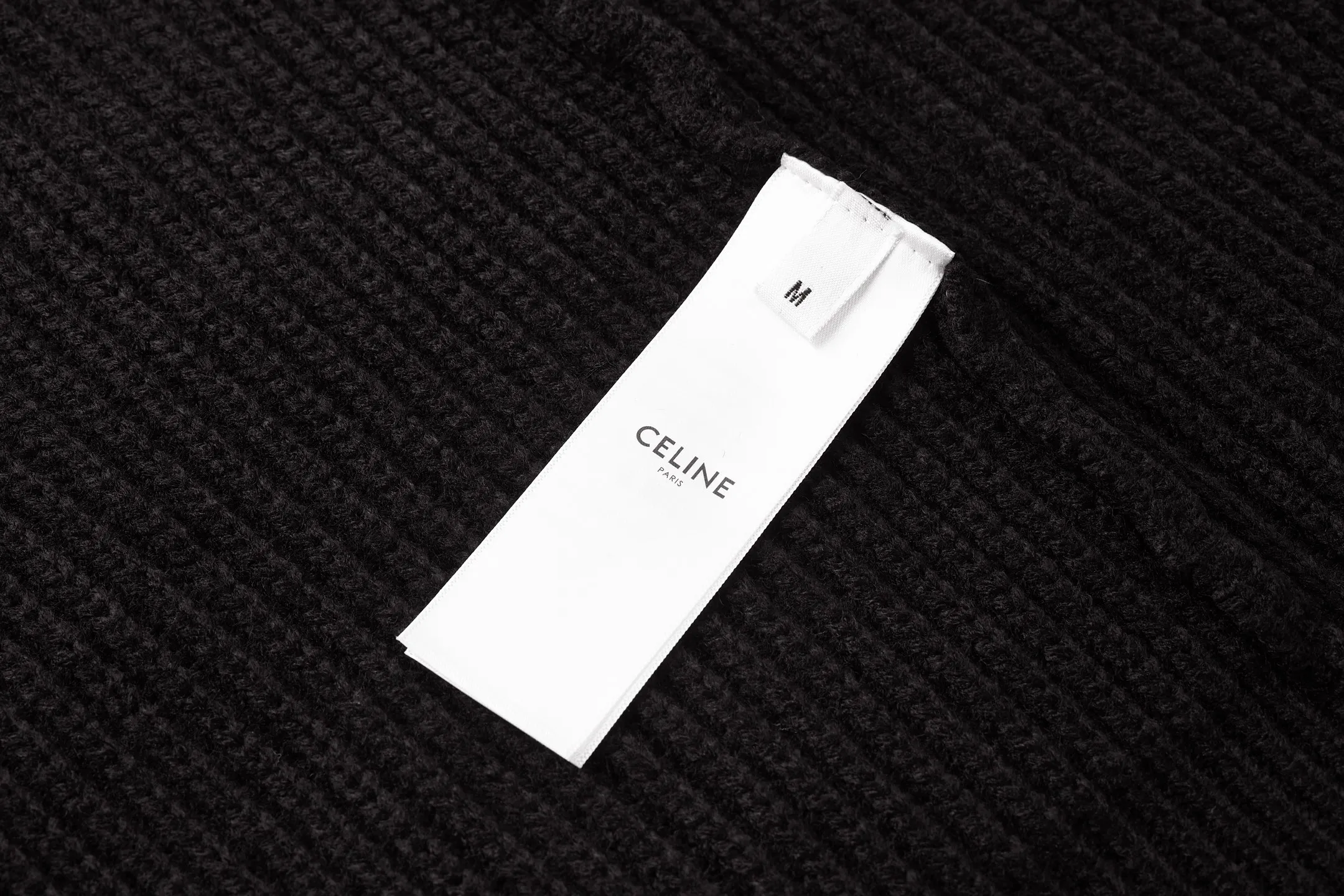 🅿️480 Celine Arc de Triomphe zipper sweater cardigan jacket. The original purchase was RMB 12,500. The fabric is made of custom-woven soft blended wool worsted material. It has excellent texture and is comfortable and close to the skin. It is based on a deep black screen. The ultimate fusion of depth and elegance. The iconic Celine Arc de Triomphe logo embellishes the front. Simple and smooth zipper lines. Reconciliation of exquisiteness and dynamics. There is a sense of style in the silent place. With its unparalleled versatility, it has become an enduring classic in the fashion industry. It adopts imported machine embroidery technology and uses advanced computer control systems and precision mechanical components to achieve Arc de Triomphe embroidery operations with high precision and smooth and delicate lines. The garments are washed with soft and deodorizing technology. Professional washing equipment and specific detergents are used to deeply clean and deodorize the clothes to improve the feel and appearance of the clothes. Size:S-M-L