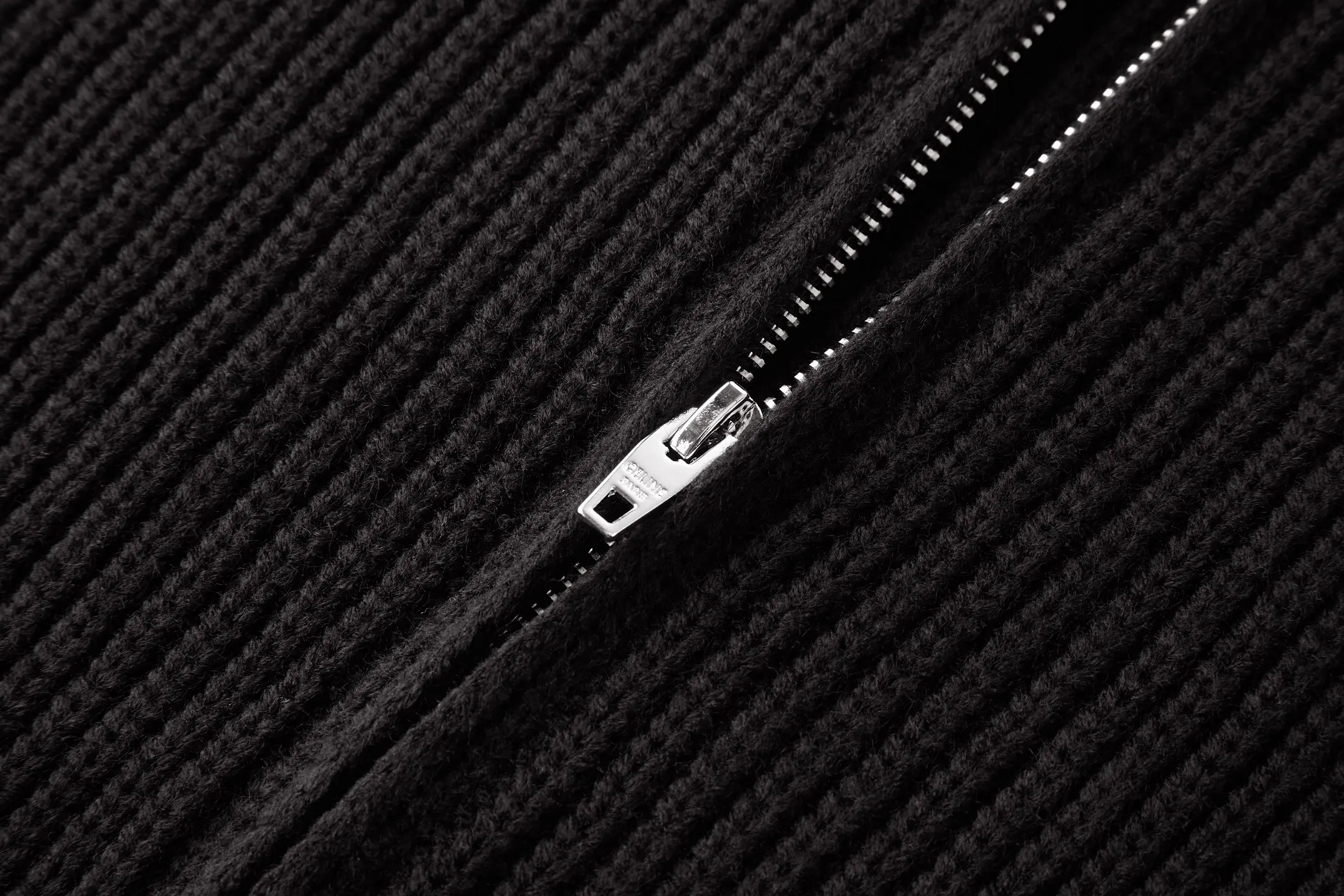 🅿️480 Celine Arc de Triomphe zipper sweater cardigan jacket. The original purchase was RMB 12,500. The fabric is made of custom-woven soft blended wool worsted material. It has excellent texture and is comfortable and close to the skin. It is based on a deep black screen. The ultimate fusion of depth and elegance. The iconic Celine Arc de Triomphe logo embellishes the front. Simple and smooth zipper lines. Reconciliation of exquisiteness and dynamics. There is a sense of style in the silent place. With its unparalleled versatility, it has become an enduring classic in the fashion industry. It adopts imported machine embroidery technology and uses advanced computer control systems and precision mechanical components to achieve Arc de Triomphe embroidery operations with high precision and smooth and delicate lines. The garments are washed with soft and deodorizing technology. Professional washing equipment and specific detergents are used to deeply clean and deodorize the clothes to improve the feel and appearance of the clothes. Size:S-M-L