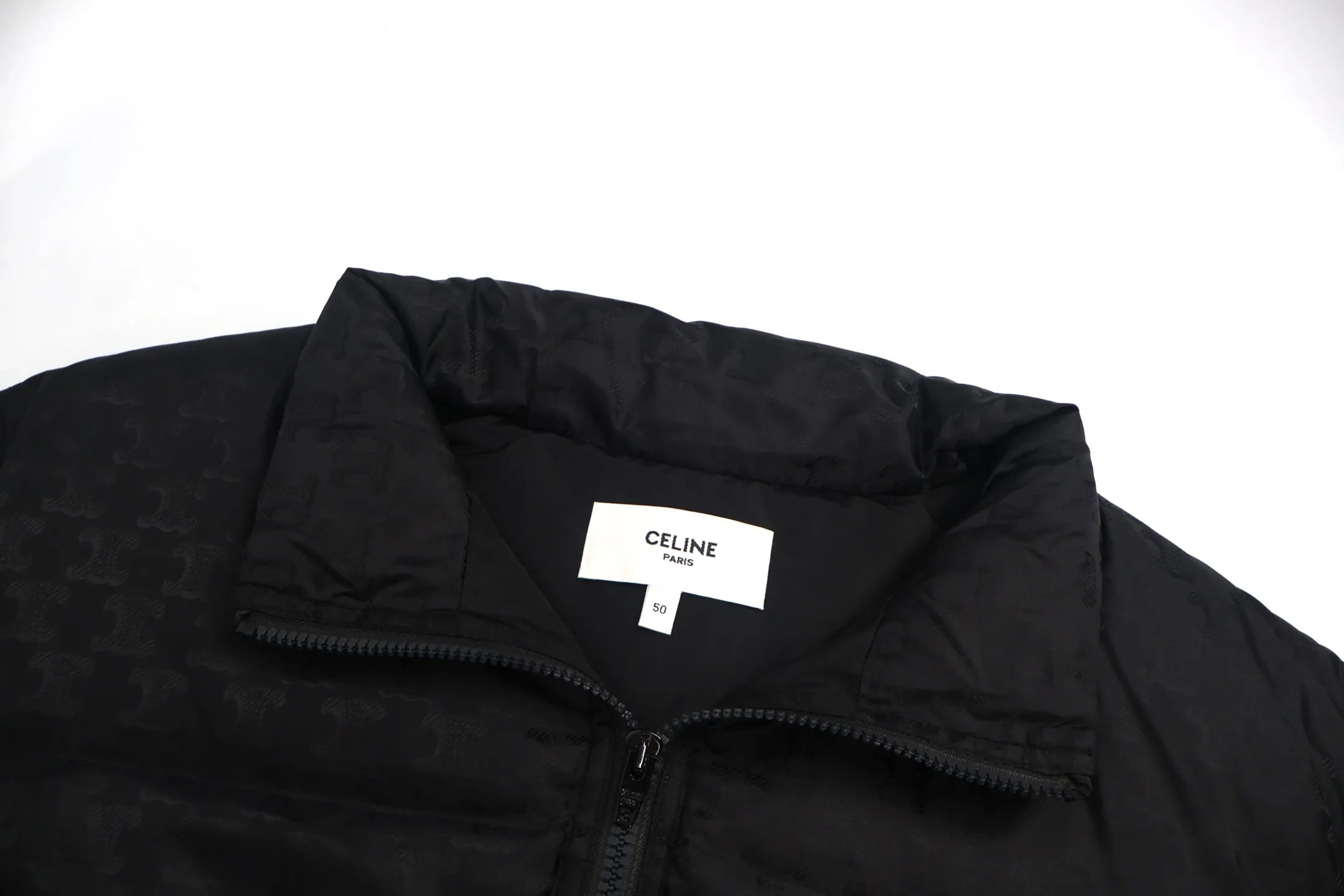 🅿️1000 [Exclusive supply] Celine dark pattern all-over printed down jacket with excellent windproof and waterproof performance: The fabric is treated with a special process and has excellent windproof and waterproof performance, which can provide effective protection in bad weather and ensure the warmth and comfort of the wearer. Laser jacquard technology: Using advanced laser jacquard technology, the surface of the fabric forms a concave and convex texture, which has a strong three-dimensional effect and a more obvious 3D effect, adding a unique visual beauty to the entire down jacket. High-quality filling: 90% white goose down is used as the filling, with a fill power of 700, ensuring the down jacket has excellent thermal insulation performance. At the same time, the filling has been strictly screened and processed and is not prone to lint, ensuring comfort and durability. Stand-up collar and cuff design: The stand-up collar and cuffs are elasticated, which effectively prevents wind and warmth, and improves the practicality of wearing. Hardware accessories such as zippers are customized one-to-one from the original factory, made of tungsten gold, with exquisite details and durability. Jacquard pattern: The dark jacquard pattern is clear, delicate, and the color is full and even, showing the Celine brand's deep understanding and pursuit of fashion and aesthetics. Exquisite sewing technology: the overall sewing lines are smooth, the stitches are even, and there are no excess threads or rough edges. Size:50-52-54-56