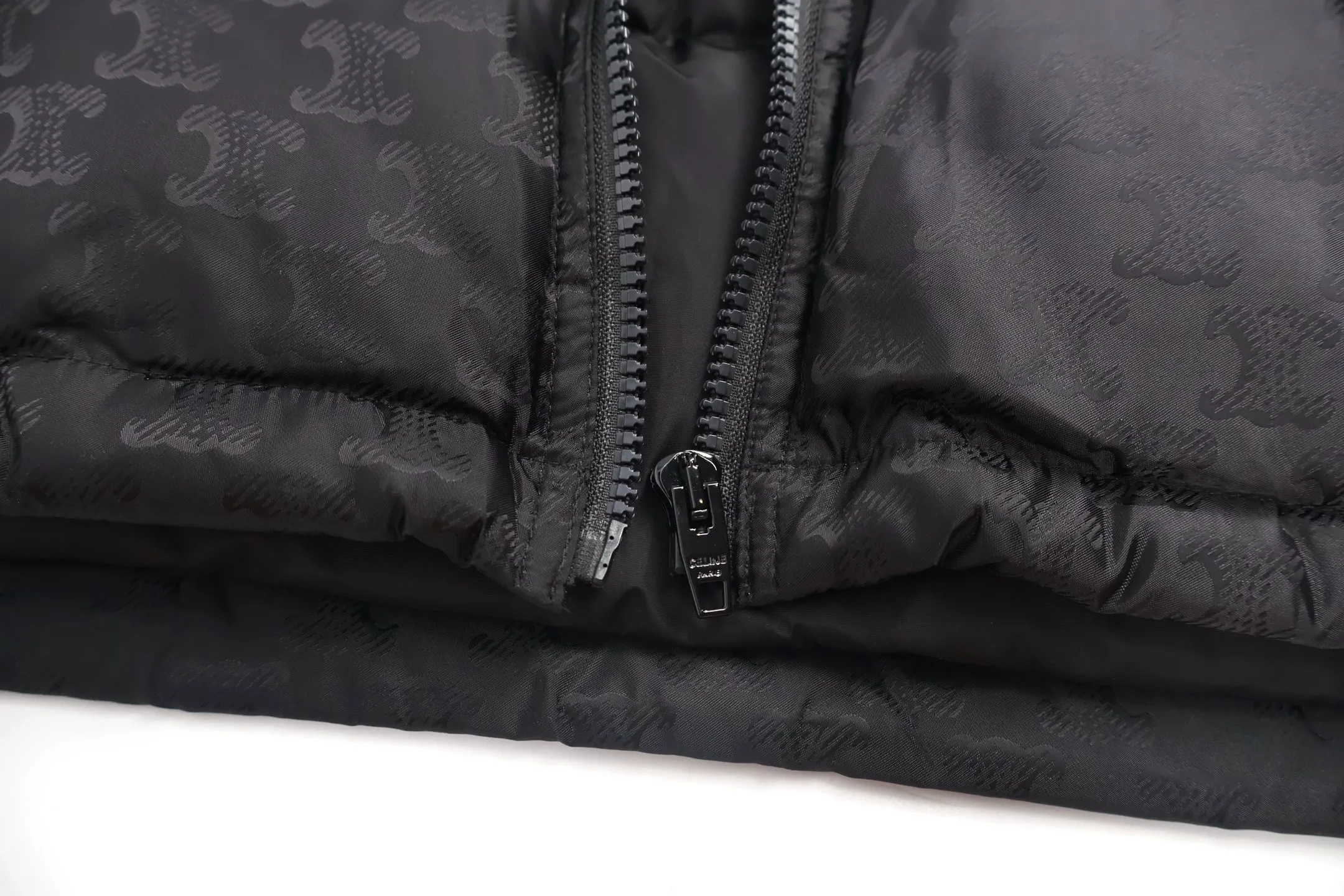 🅿️1000 [Exclusive supply] Celine dark pattern all-over printed down jacket with excellent windproof and waterproof performance: The fabric is treated with a special process and has excellent windproof and waterproof performance, which can provide effective protection in bad weather and ensure the warmth and comfort of the wearer. Laser jacquard technology: Using advanced laser jacquard technology, the surface of the fabric forms a concave and convex texture, which has a strong three-dimensional effect and a more obvious 3D effect, adding a unique visual beauty to the entire down jacket. High-quality filling: 90% white goose down is used as the filling, with a fill power of 700, ensuring the down jacket has excellent thermal insulation performance. At the same time, the filling has been strictly screened and processed and is not prone to lint, ensuring comfort and durability. Stand-up collar and cuff design: The stand-up collar and cuffs are elasticated, which effectively prevents wind and warmth, and improves the practicality of wearing. Hardware accessories such as zippers are customized one-to-one from the original factory, made of tungsten gold, with exquisite details and durability. Jacquard pattern: The dark jacquard pattern is clear, delicate, and the color is full and even, showing the Celine brand's deep understanding and pursuit of fashion and aesthetics. Exquisite sewing technology: the overall sewing lines are smooth, the stitches are even, and there are no excess threads or rough edges. Size:50-52-54-56