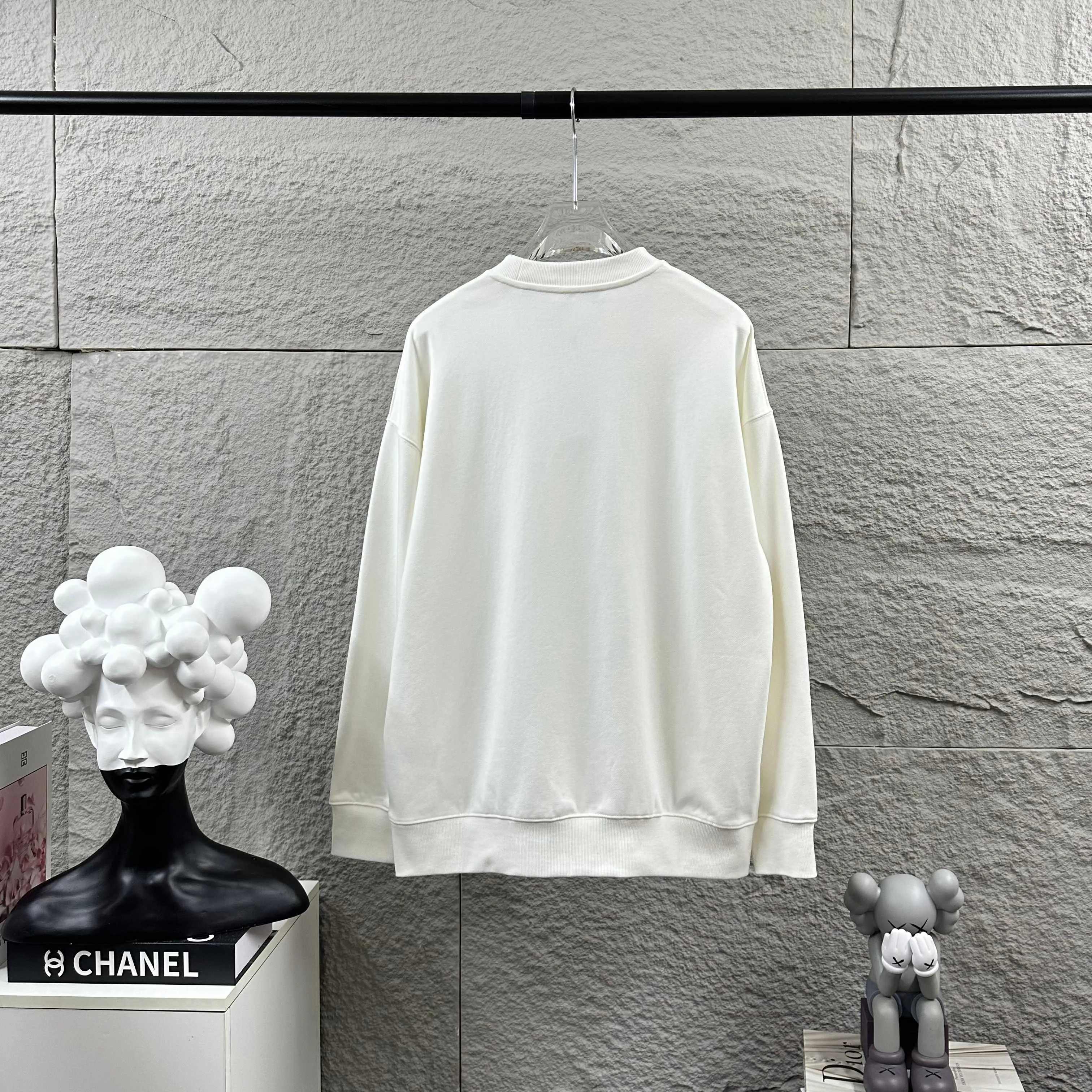🅿️250 Celi*ne Celin Celin 2025 early autumn and winter new style Three-dimensional flocking process personalized logo Customized terry fabric Long-sleeved round neck sweatshirt Uniform style for men and women Size: S (90-130 catties) M (120-150 catties) L (140-165 catties) XL (160-180 catties) XXL (180-210 pounds) Color: black white