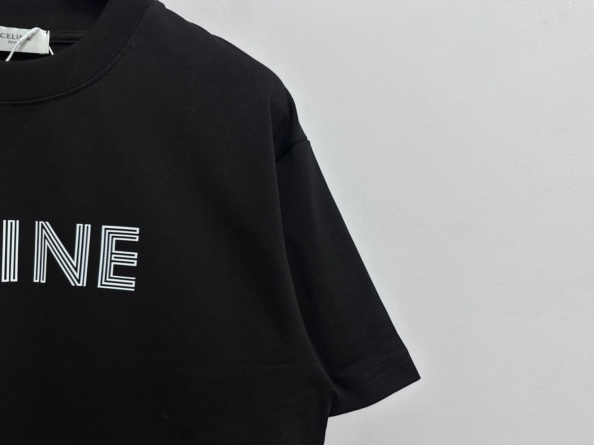 🅿️170 [CELINE] Celine letter logo printed couple's short-sleeved T-shirt. Made of high-cost 280g double-ply double-yarn pure cotton fabric. Thick and wide. Three-dimensional os tailoring. Fashionable and versatile. The same style as the Internet celebrity. Craftsmanship. Simplicity reveals a fashionable atmosphere. Same style for men and women. Original main wheat washed tag moisture-proof paper packaging👍 Color: black white Size: XS-L