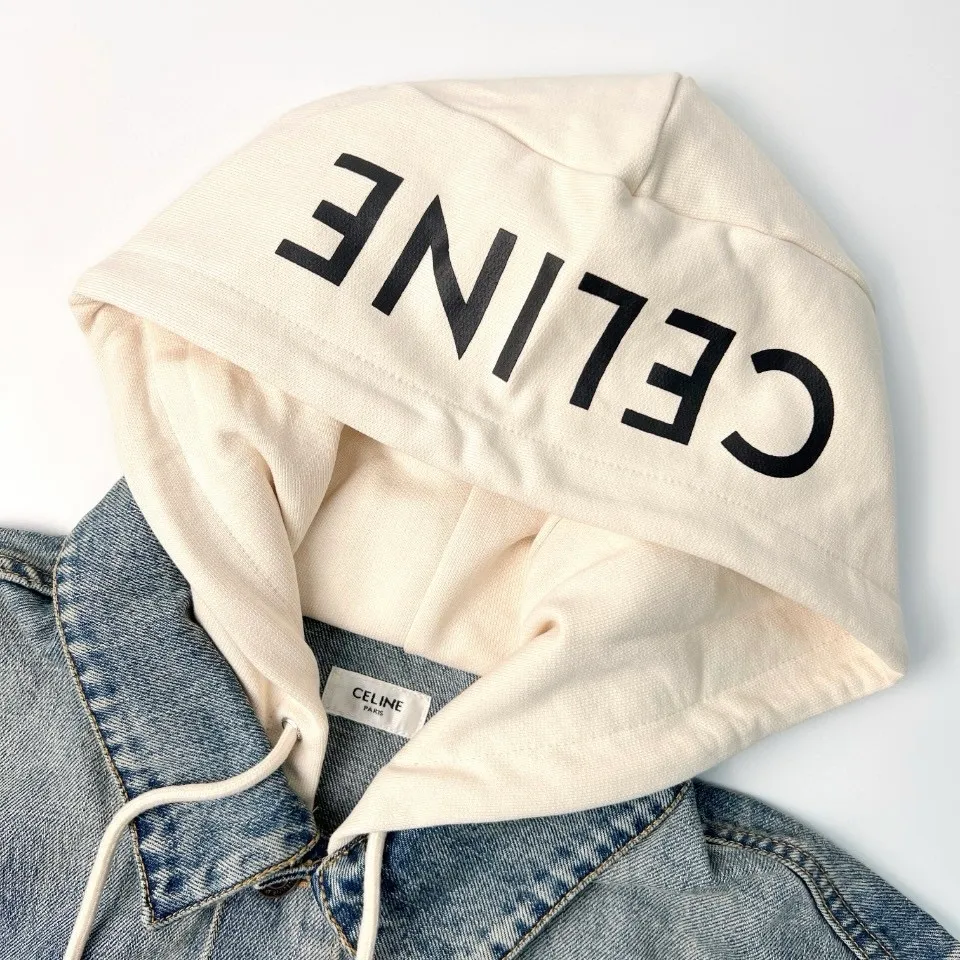 🅿️560 [Exclusive supply] Celine 24FW hooded denim jacket (blue). Original purchase and development of 14,500 yuan. The fabric is made of customized high-density cotton twill denim. It is full of texture and comfortable to the skin. It is painted in classic retro black and is full of natural purity and simplicity. The front panel is simple and neat in clean fit style. The Celine mark is on the hood. It is not noisy but has its own sound. The original charm of the denim jacket is outlined with clean and neat lines. The charm of simplicity and the charm of versatility. The whole garment is washed with medium filtration. A special solution is used to remove stains and slight fading. Then it is washed with snowflakes. It is faded by strong washing methods to make the color more uniform. Complex workmanship and high loss; pure manual high-elastic offset printing technology. Every coloring. Every press. After repeated pulling, the original shape and color are still maintained during washing and other processes. It can better reflect the craftsman's exquisite skills and control of details. The entire garment is sewn using an embedded clamping machine. The embedded clamping machine can control the distance between the double needles by changing the needle position to achieve seamless, smooth and tidy splicing. Size:S-M-L-XL