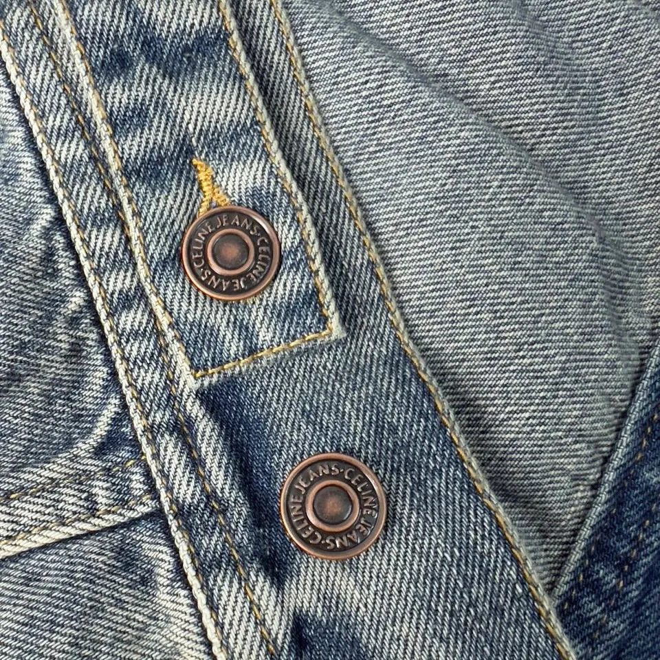 🅿️560 [Exclusive supply] Celine 24FW hooded denim jacket (blue). Original purchase and development of 14,500 yuan. The fabric is made of customized high-density cotton twill denim. It is full of texture and comfortable to the skin. It is painted in classic retro black and is full of natural purity and simplicity. The front panel is simple and neat in clean fit style. The Celine mark is on the hood. It is not noisy but has its own sound. The original charm of the denim jacket is outlined with clean and neat lines. The charm of simplicity and the charm of versatility. The whole garment is washed with medium filtration. A special solution is used to remove stains and slight fading. Then it is washed with snowflakes. It is faded by strong washing methods to make the color more uniform. Complex workmanship and high loss; pure manual high-elastic offset printing technology. Every coloring. Every press. After repeated pulling, the original shape and color are still maintained during washing and other processes. It can better reflect the craftsman's exquisite skills and control of details. The entire garment is sewn using an embedded clamping machine. The embedded clamping machine can control the distance between the double needles by changing the needle position to achieve seamless, smooth and tidy splicing. Size:S-M-L-XL