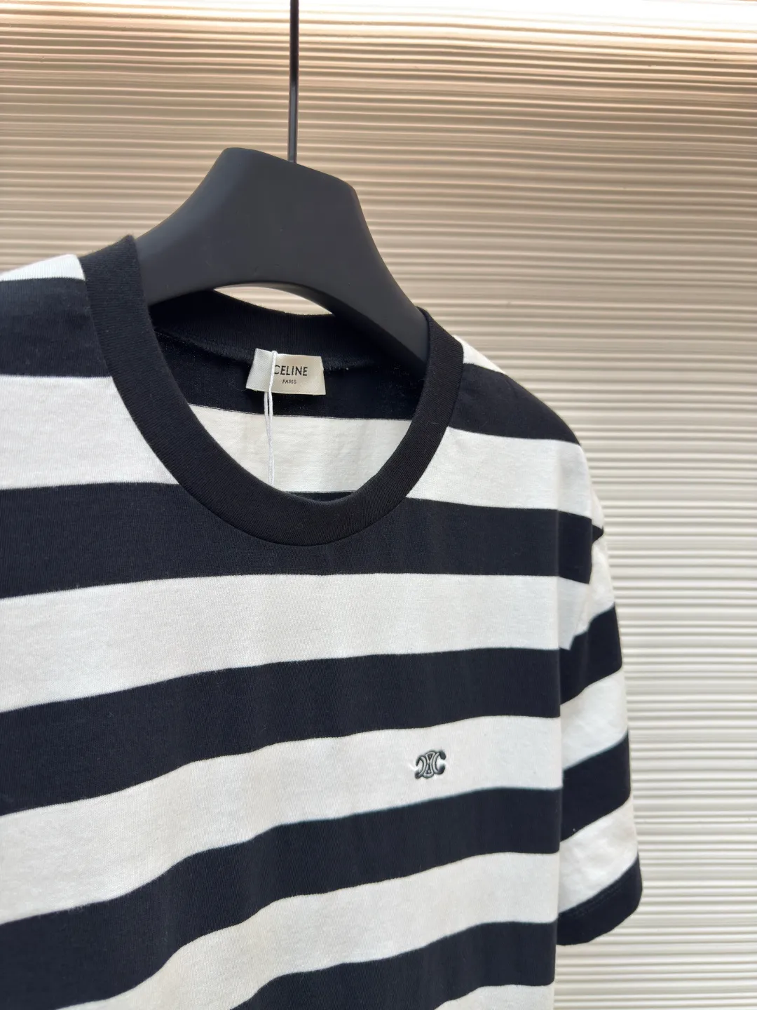 Celine Arc de Triomphe striped short-sleeve ●Authentic product: Purchased and developed for 5500 ●Item number: 1680531-A00 ●Fabric: mercerized cotton fabric ●Technology: embroidery production ●Version: fitted version ●Weight: about 195 grams ●Size: S-M-L-XL ●Description: Customized luxurious contrasting striped mercerized cotton plain weave, soft and delicate, comfortable and close to the skin, classic black and white intertwined in the form of stripes, just like the black and white keys on a piano Playing a harmonious rhythm, the iconic Celine Arc de Triomphe embroidery is embellished on the chest. It is three-dimensional and vivid. It is highly recognizable. The dropped shoulder design is like a stroke of magic. It collides with a different kind of visual rhythm. The beauty of layers is all in the stripes, using imported machine embroidery technology. Use advanced computer control systems and precision mechanical components to realize the Arc de Triomphe embroidery operation with high precision. Smooth and delicate lines, ergonomic three-dimensional tailoring. Return to traditional craft techniques through segmentation, folding and shrinking. The so-called slow work and careful work in stretching techniques are the respect for materials and the pursuit of hand feel. The workmanship is complex and tedious, slow in aging and high in loss. The fabrics have been washed to give them a better feel and texture. They are not easy to deform, shrink or fade, and maintain their long-lasting beauty. The overall wiring is straight and delicate, the fabric is comfortable and soft, and the color is consistent without color difference. It can be matched with the same style to create a fashionable look and control various occasions. Customized accessories, complete with three standards, same style for men and women!