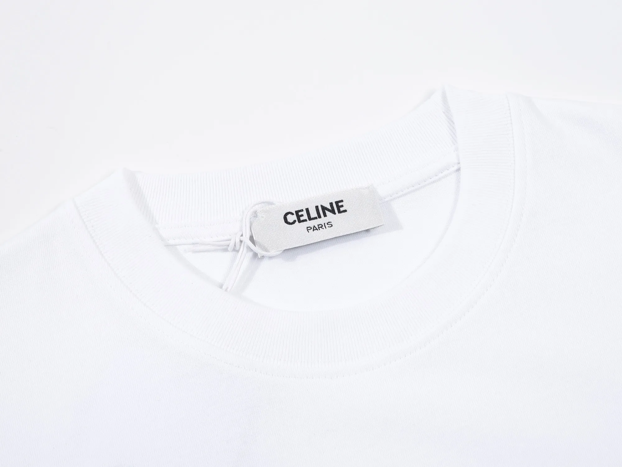 🅿️160 Celin printed letters‼ ️Short-sleeved T-shirt® *Customized 280g cotton fabric, the fabric is soft, skin-friendly and comfortable *Laminated letter logo on the front *A very simple and elegant one that is unparalleled in terms of upper body comfort, interpreting your luxury and taste, and creating your fashionable charm. ⚠️Washing method: It is recommended to dry clean or wrap the reverse side in a laundry bag and machine wash it quickly in cold water and let it dry naturally! ⚠️ Unisex style 𝐂𝐎𝐋𝐎𝐔𝐑: White Black 𝐒𝐈𝐙𝐄: S-XL