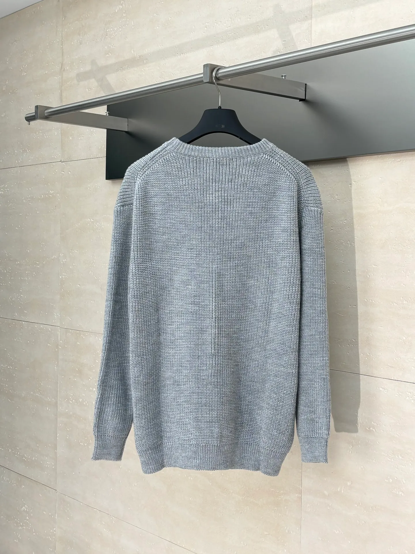 🅿️450 Celine*/Celine 25FW patchwork crew neck sweater. The original purchase is 10,500. The pattern is completely based on the original version on the market. Those with lengths over 73 are incorrect. The fabric is made of 75 wool and 25 angora rabbit hair, which is closest to the original, and the weight is 700 grams. After washing, it is fluffy and skin-friendly. It is made of imported Stoll weaving with clear texture. It is a 7-needle double ingot stitch. The imported thickened felt cloth on the front chest is laser cut and embroidered. The felt must be washed after embroidery so that the felt will fluff and match the clothes. Most embroidery on the market uses thin felt and cannot be washed.  Size：S/M/L
