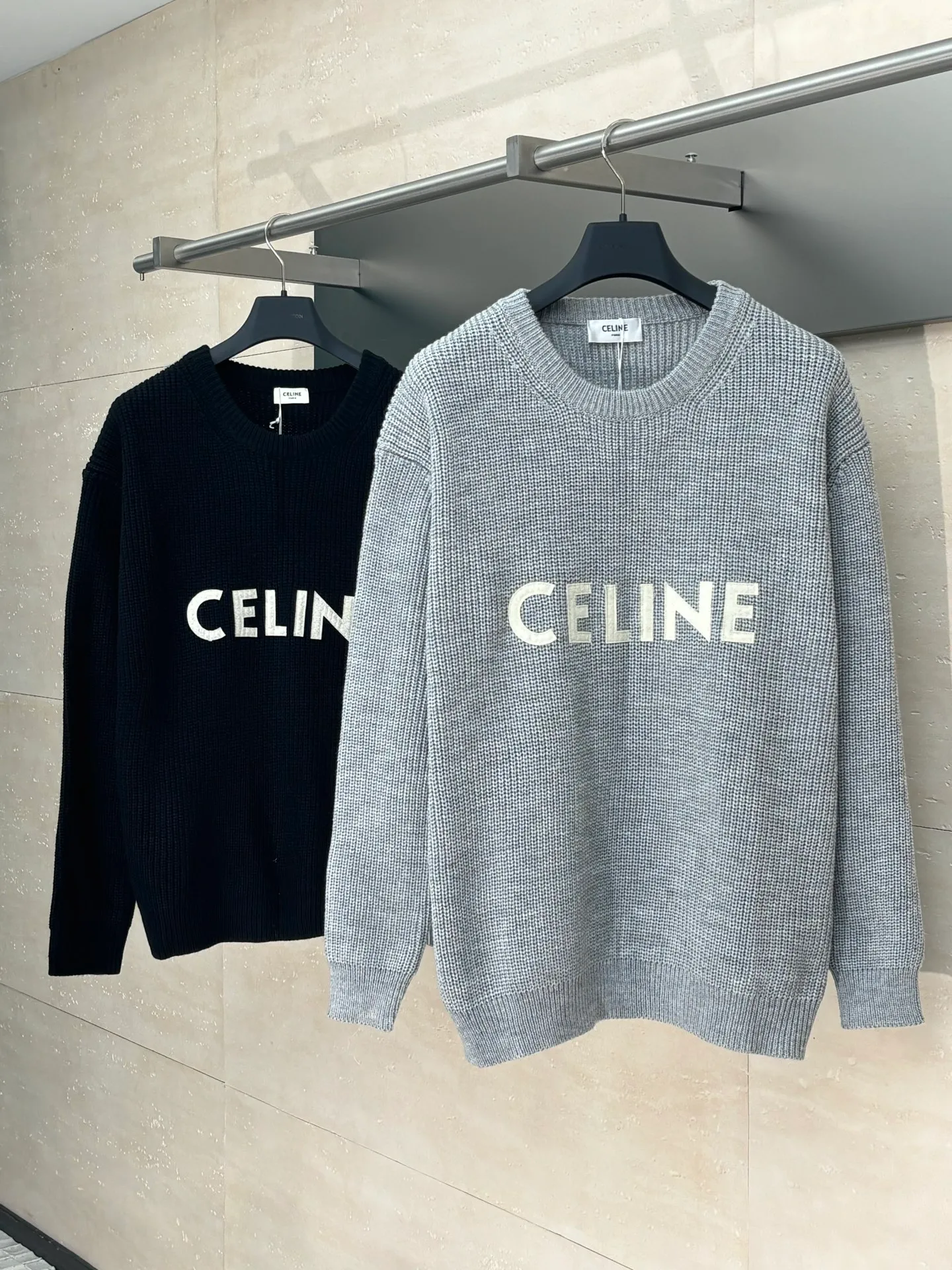 🅿️450 Celine*/Celine 25FW patchwork crew neck sweater. The original purchase is 10,500. The pattern is completely based on the original version on the market. Those with lengths over 73 are incorrect. The fabric is made of 75 wool and 25 angora rabbit hair, which is closest to the original, and the weight is 700 grams. After washing, it is fluffy and skin-friendly. It is made of imported Stoll weaving with clear texture. It is a 7-needle double ingot stitch. The imported thickened felt cloth on the front chest is laser cut and embroidered. The felt must be washed after embroidery so that the felt will fluff and match the clothes. Most embroidery on the market uses thin felt and cannot be washed.  Size：S/M/L