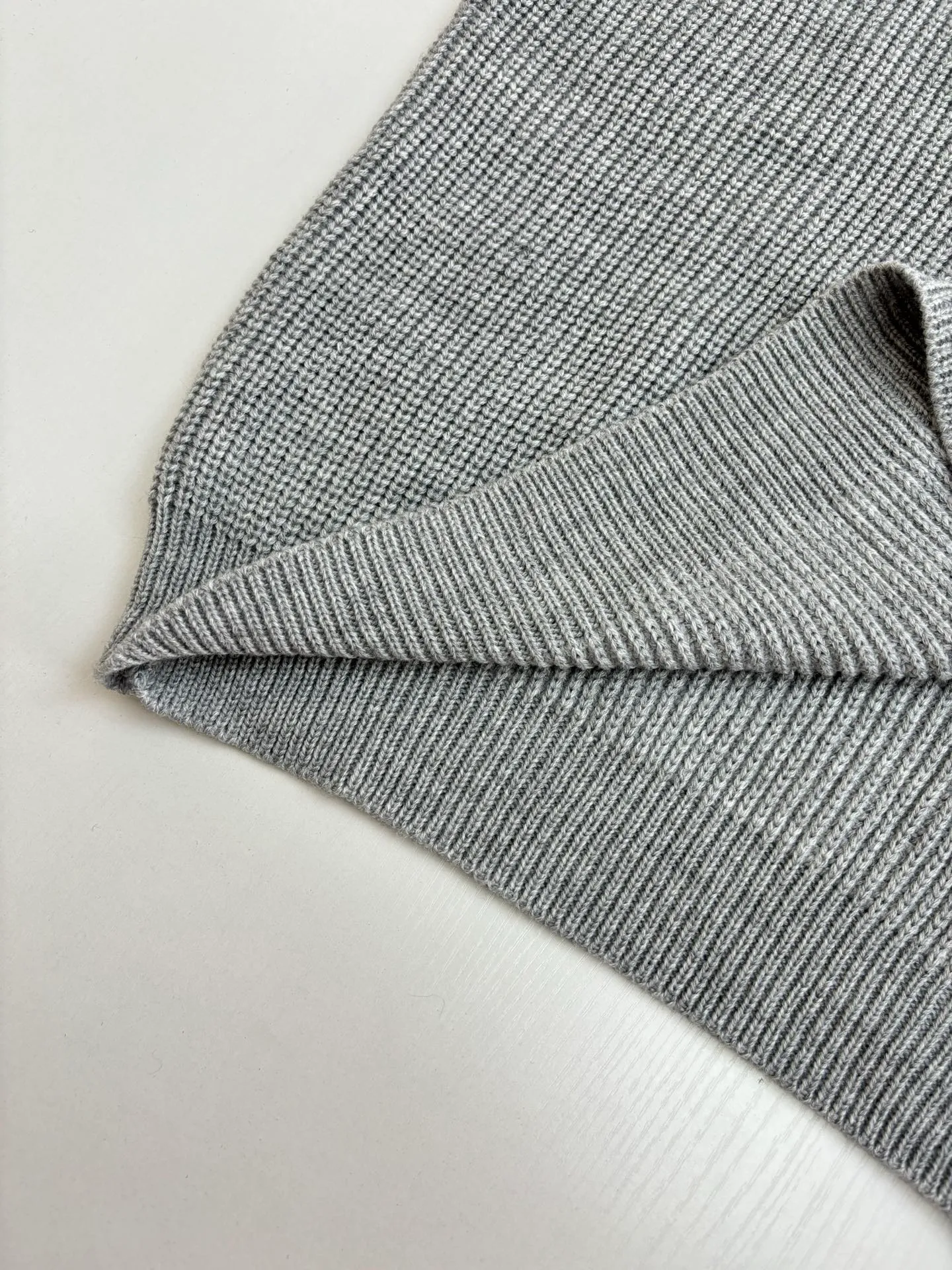 🅿️450 Celine*/Celine 25FW patchwork crew neck sweater. The original purchase is 10,500. The pattern is completely based on the original version on the market. Those with lengths over 73 are incorrect. The fabric is made of 75 wool and 25 angora rabbit hair, which is closest to the original, and the weight is 700 grams. After washing, it is fluffy and skin-friendly. It is made of imported Stoll weaving with clear texture. It is a 7-needle double ingot stitch. The imported thickened felt cloth on the front chest is laser cut and embroidered. The felt must be washed after embroidery so that the felt will fluff and match the clothes. Most embroidery on the market uses thin felt and cannot be washed.  Size：S/M/L