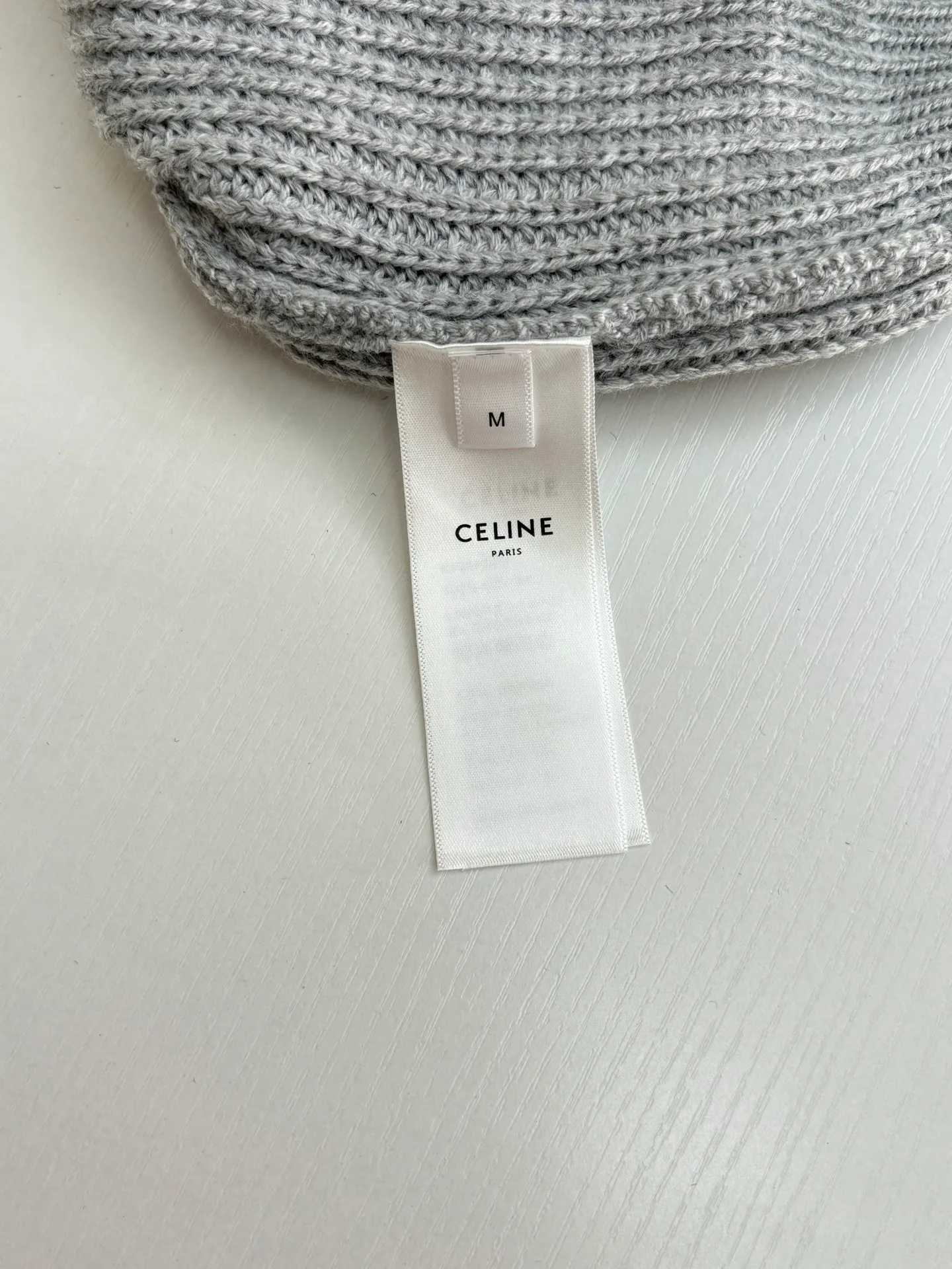 🅿️450 Celine*/Celine 25FW patchwork crew neck sweater. The original purchase is 10,500. The pattern is completely based on the original version on the market. Those with lengths over 73 are incorrect. The fabric is made of 75 wool and 25 angora rabbit hair, which is closest to the original, and the weight is 700 grams. After washing, it is fluffy and skin-friendly. It is made of imported Stoll weaving with clear texture. It is a 7-needle double ingot stitch. The imported thickened felt cloth on the front chest is laser cut and embroidered. The felt must be washed after embroidery so that the felt will fluff and match the clothes. Most embroidery on the market uses thin felt and cannot be washed.  Size：S/M/L