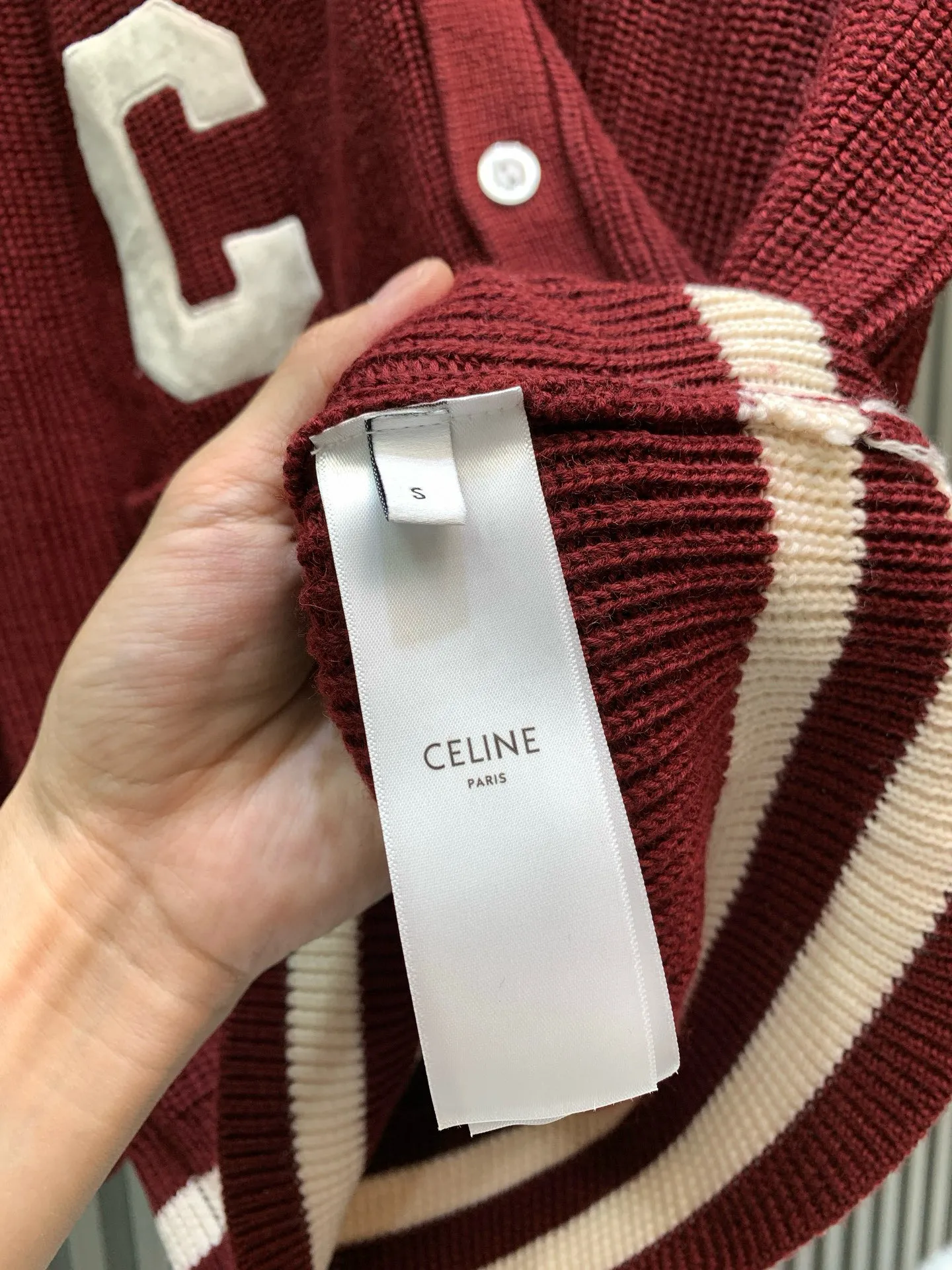 🅿️480 🀄️ Celine 26* Autumn, Winter and New Year Style The wool material is made from [100% fully combed cotton yarn] and is made with reference to the original version [1:1·coloring and dyeing] [color similarity is as high as 95%] From a technical point of view, combed cotton will clean out excess impurities during the production process, making the woven items look smoother and high-end. Compared with pure cotton, combed cotton is less prone to fluffing and pilling. Pure cotton clothes are good, but for many people, although cotton is not easy to pill, it is easy to shrink and deform. Compared with pure cotton fabrics, combed cotton fabrics are more comfortable to wear and breathable. However, the texture, washability, deformation resistance and durability of combed cotton fabrics are much higher than those of pure cotton. Moreover, the texture of combed cotton fabrics is finer than that of ordinary pure cotton. The unit price of the yarn is high and the quality is higher. The [weight, thickness, density and similarity of the clothes are 99%] It is different from the beggar’s version on the market that only has cut corners. Although the beggar’s version is dozens of yuan cheaper, it cuts corners everywhere. The clothes are light and have no texture and feel cheap. Even the stitching of the garments is completely different from the original version.