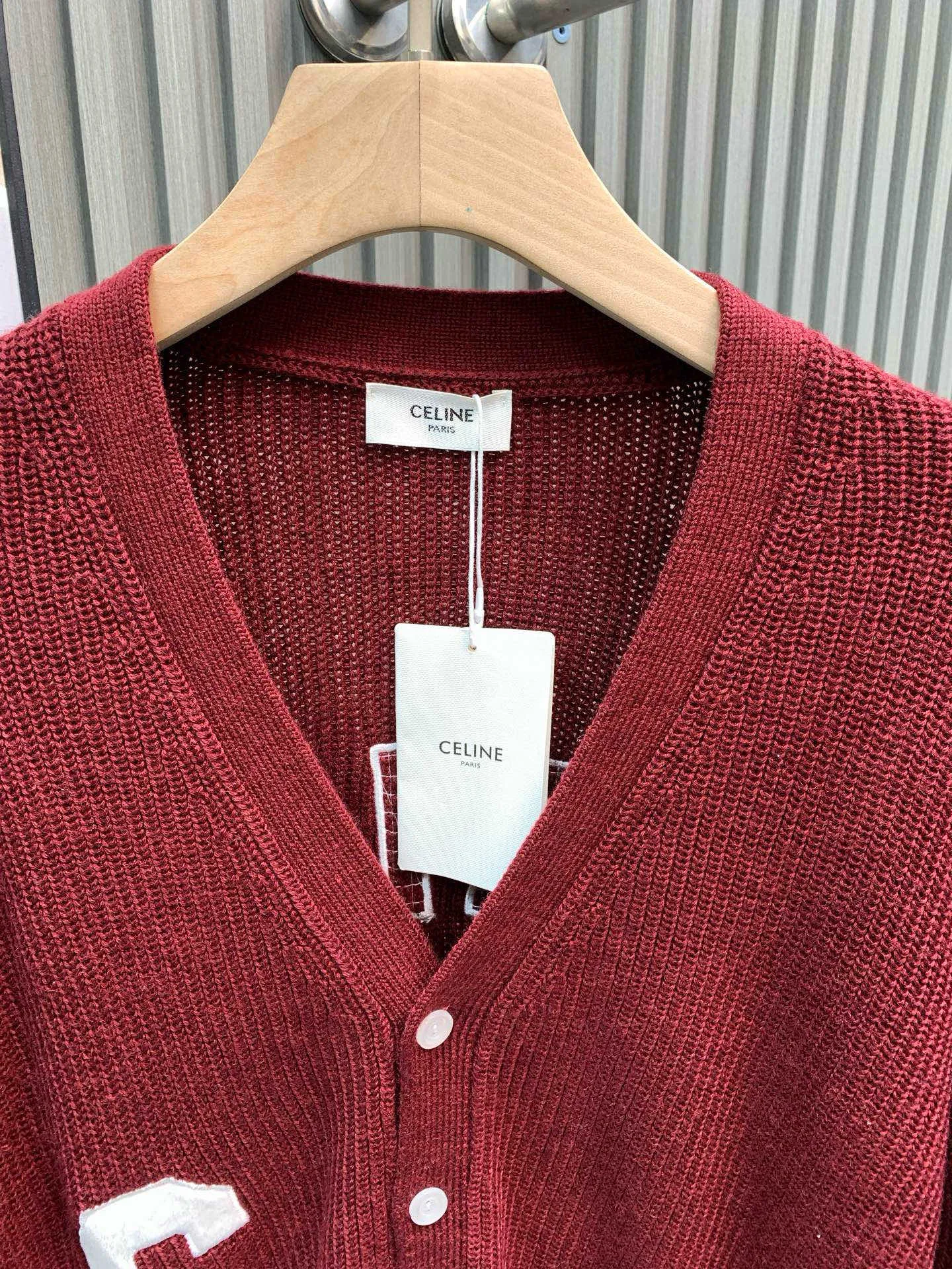 🅿️480 🀄️ Celine 26* Autumn, Winter and New Year Style The wool material is made from [100% fully combed cotton yarn] and is made with reference to the original version [1:1·coloring and dyeing] [color similarity is as high as 95%] From a technical point of view, combed cotton will clean out excess impurities during the production process, making the woven items look smoother and high-end. Compared with pure cotton, combed cotton is less prone to fluffing and pilling. Pure cotton clothes are good, but for many people, although cotton is not easy to pill, it is easy to shrink and deform. Compared with pure cotton fabrics, combed cotton fabrics are more comfortable to wear and breathable. However, the texture, washability, deformation resistance and durability of combed cotton fabrics are much higher than those of pure cotton. Moreover, the texture of combed cotton fabrics is finer than that of ordinary pure cotton. The unit price of the yarn is high and the quality is higher. The [weight, thickness, density and similarity of the clothes are 99%] It is different from the beggar’s version on the market that only has cut corners. Although the beggar’s version is dozens of yuan cheaper, it cuts corners everywhere. The clothes are light and have no texture and feel cheap. Even the stitching of the garments is completely different from the original version.