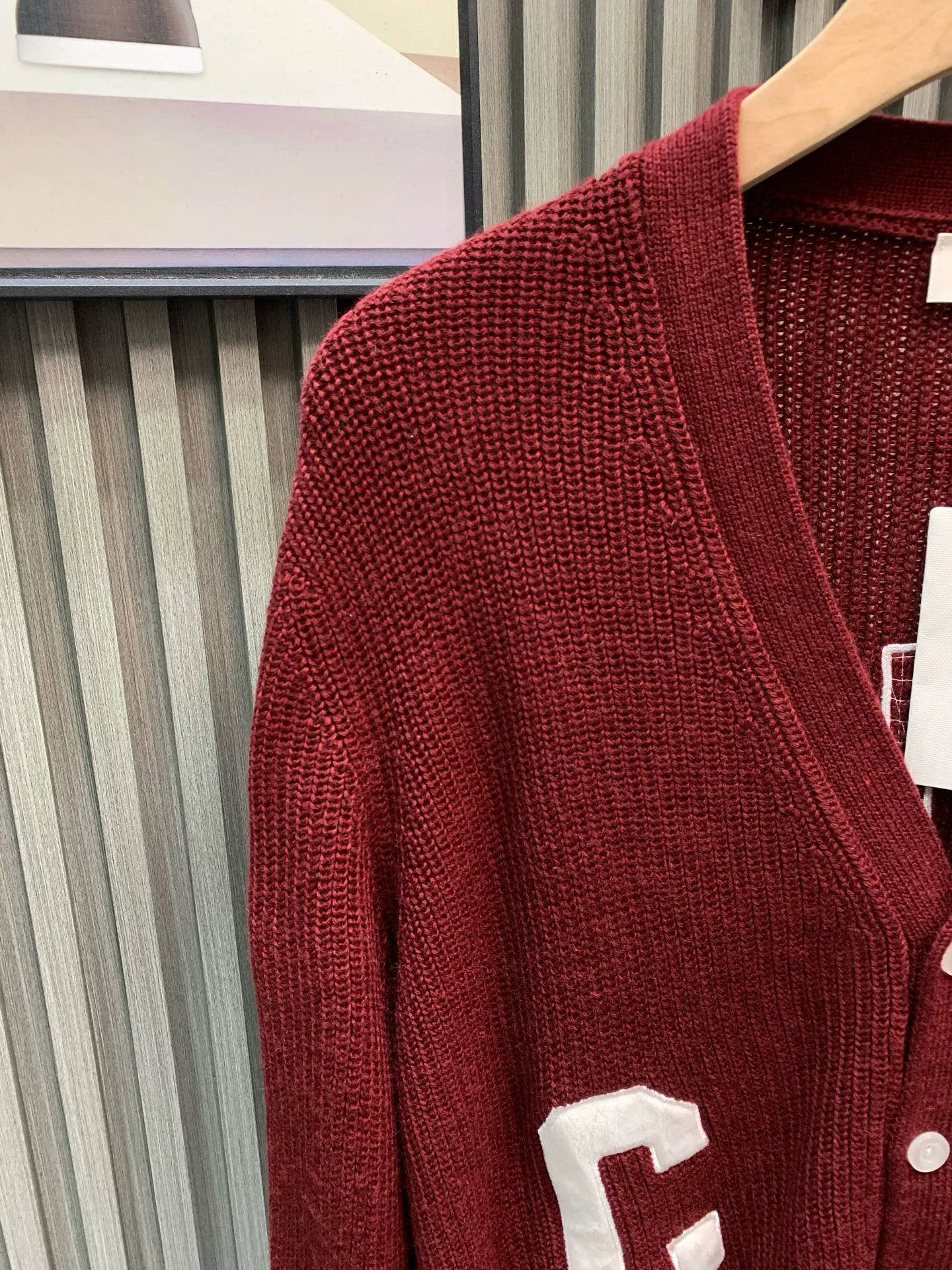 🅿️480 🀄️ Celine 26* Autumn, Winter and New Year Style The wool material is made from [100% fully combed cotton yarn] and is made with reference to the original version [1:1·coloring and dyeing] [color similarity is as high as 95%] From a technical point of view, combed cotton will clean out excess impurities during the production process, making the woven items look smoother and high-end. Compared with pure cotton, combed cotton is less prone to fluffing and pilling. Pure cotton clothes are good, but for many people, although cotton is not easy to pill, it is easy to shrink and deform. Compared with pure cotton fabrics, combed cotton fabrics are more comfortable to wear and breathable. However, the texture, washability, deformation resistance and durability of combed cotton fabrics are much higher than those of pure cotton. Moreover, the texture of combed cotton fabrics is finer than that of ordinary pure cotton. The unit price of the yarn is high and the quality is higher. The [weight, thickness, density and similarity of the clothes are 99%] It is different from the beggar’s version on the market that only has cut corners. Although the beggar’s version is dozens of yuan cheaper, it cuts corners everywhere. The clothes are light and have no texture and feel cheap. Even the stitching of the garments is completely different from the original version.