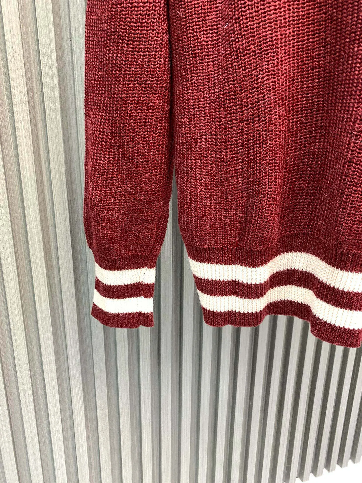 🅿️480 🀄️ Celine 26* Autumn, Winter and New Year Style The wool material is made from [100% fully combed cotton yarn] and is made with reference to the original version [1:1·coloring and dyeing] [color similarity is as high as 95%] From a technical point of view, combed cotton will clean out excess impurities during the production process, making the woven items look smoother and high-end. Compared with pure cotton, combed cotton is less prone to fluffing and pilling. Pure cotton clothes are good, but for many people, although cotton is not easy to pill, it is easy to shrink and deform. Compared with pure cotton fabrics, combed cotton fabrics are more comfortable to wear and breathable. However, the texture, washability, deformation resistance and durability of combed cotton fabrics are much higher than those of pure cotton. Moreover, the texture of combed cotton fabrics is finer than that of ordinary pure cotton. The unit price of the yarn is high and the quality is higher. The [weight, thickness, density and similarity of the clothes are 99%] It is different from the beggar’s version on the market that only has cut corners. Although the beggar’s version is dozens of yuan cheaper, it cuts corners everywhere. The clothes are light and have no texture and feel cheap. Even the stitching of the garments is completely different from the original version.