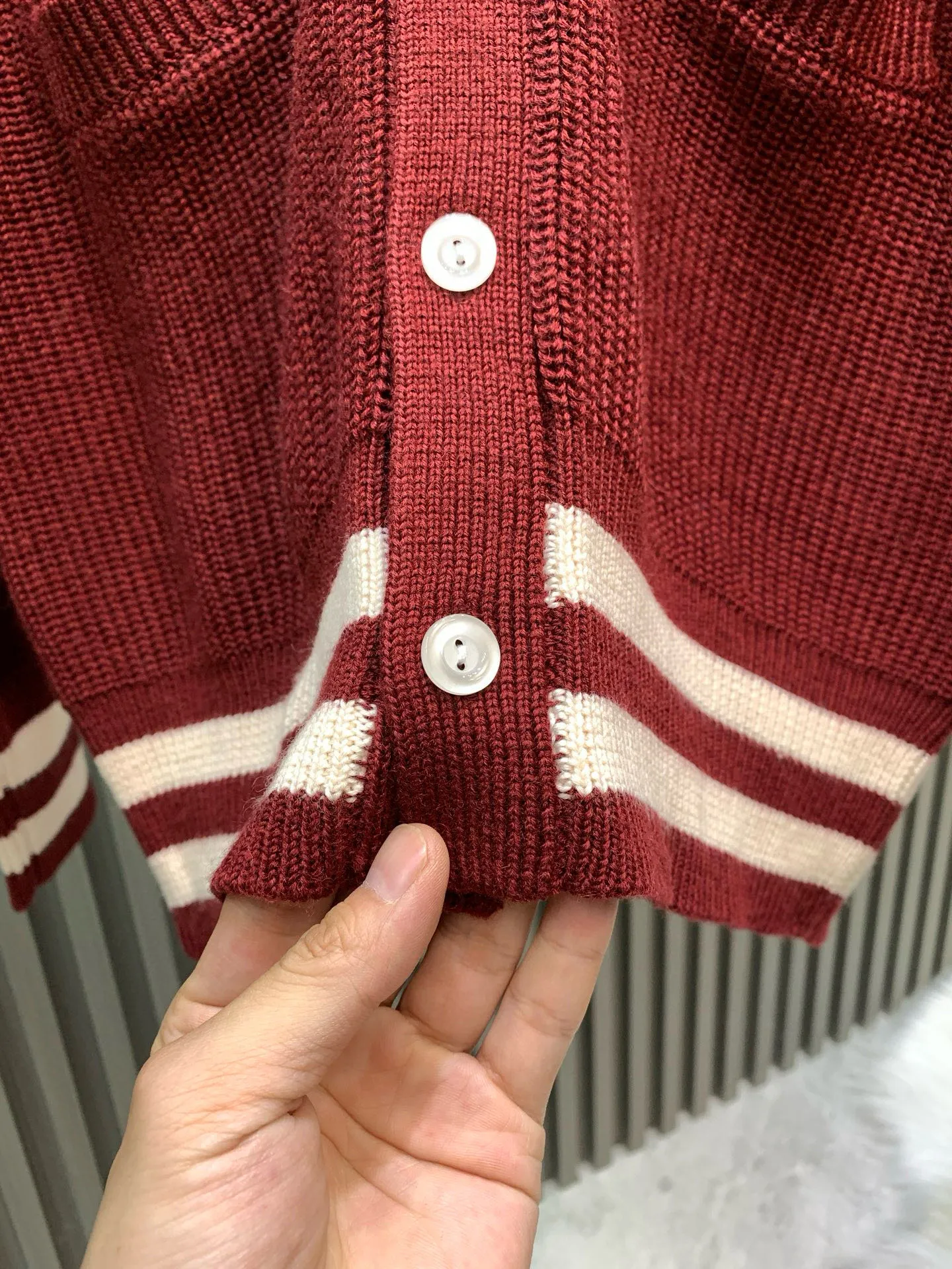 🅿️480 🀄️ Celine 26* Autumn, Winter and New Year Style The wool material is made from [100% fully combed cotton yarn] and is made with reference to the original version [1:1·coloring and dyeing] [color similarity is as high as 95%] From a technical point of view, combed cotton will clean out excess impurities during the production process, making the woven items look smoother and high-end. Compared with pure cotton, combed cotton is less prone to fluffing and pilling. Pure cotton clothes are good, but for many people, although cotton is not easy to pill, it is easy to shrink and deform. Compared with pure cotton fabrics, combed cotton fabrics are more comfortable to wear and breathable. However, the texture, washability, deformation resistance and durability of combed cotton fabrics are much higher than those of pure cotton. Moreover, the texture of combed cotton fabrics is finer than that of ordinary pure cotton. The unit price of the yarn is high and the quality is higher. The [weight, thickness, density and similarity of the clothes are 99%] It is different from the beggar’s version on the market that only has cut corners. Although the beggar’s version is dozens of yuan cheaper, it cuts corners everywhere. The clothes are light and have no texture and feel cheap. Even the stitching of the garments is completely different from the original version.
