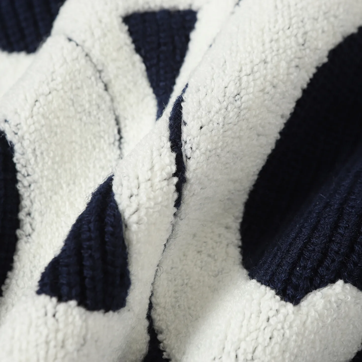 🅿️370 Celine/Celine 25Fw early autumn new Arc de Triomphe logo cardigan exclusively developed by yb! High quality production! Three-dimensional towel embroidered Arc de Triomphe heavyweight 100% imported wool yarn, the texture is invincible, come to those who know the stuff! The classic version has a lazy retro temperament, a preppy style for younger girls, and the upper body is versatile, handsome and fashionable! A must-have high-end item for Bai Fumei! The pattern doesn’t make your upper body look slimmer! Highly recommended for self-retention Color: Navy/Grey Size: S M L