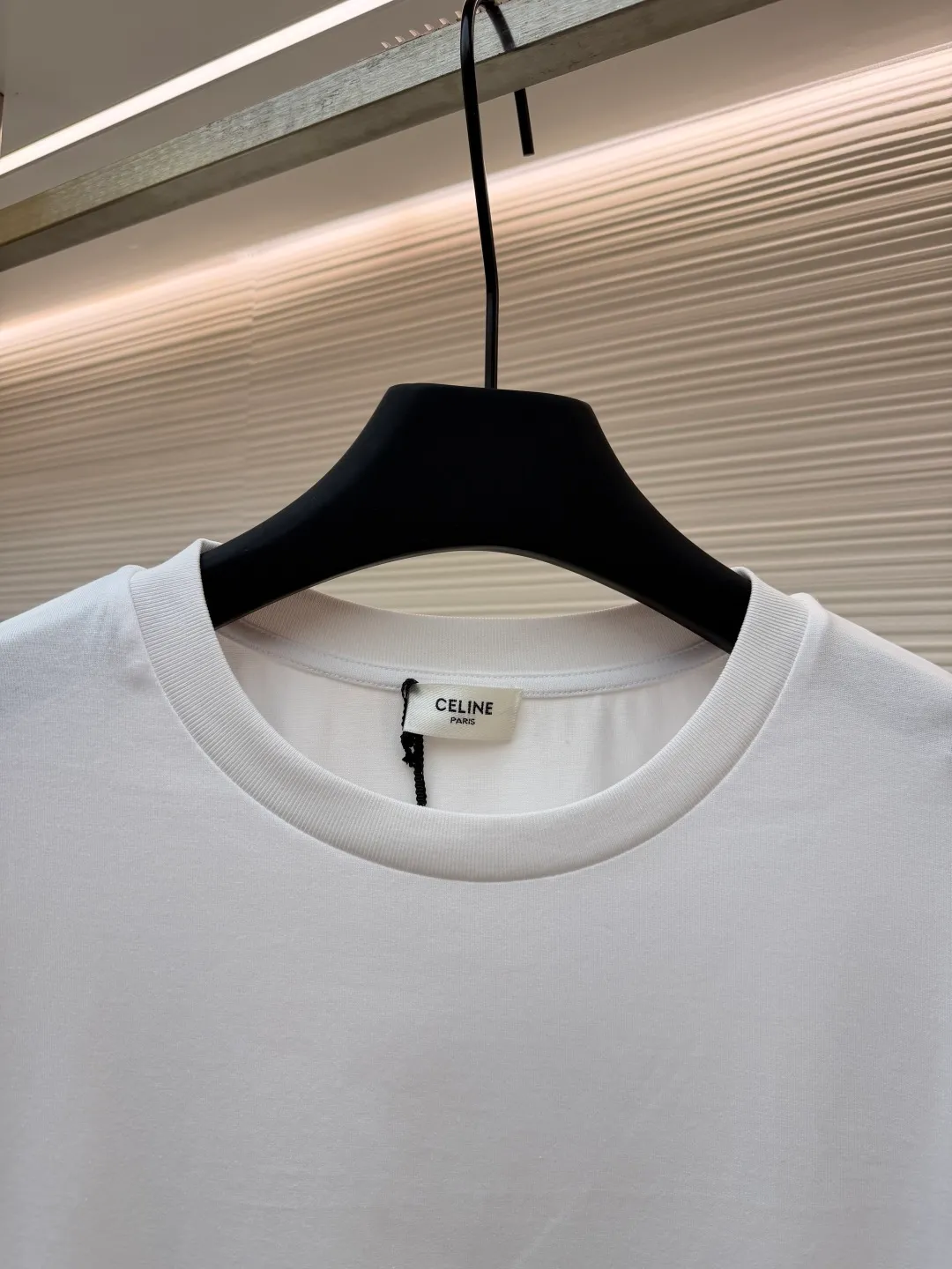Celine Colorful Triumph Printed Round Neck Short Sleeve ●Original version: Purchased and developed by 2508 ●Item number: 1681881-A05 ●Fabric: long-staple cotton fabric ●Technology: glue printing production ●Color: white ●Version: fitted version ●Weight: about 210 grams ●Size: XS-S-M-L ●Description: Made of 50S double-strand mercerized cotton, weight 165g; matched with 32S 1×1 pull frame thread, 300g. The finer the yarn and the higher the count, the softer, smoother and finer the resulting fabric is usually. Two yarns are used and twisted together. Doing so can enhance the strength and durability of the fabric and give it a fuller feel. Cotton fibers are treated with concentrated caustic soda solution to smooth the fiber surface and increase the gloss and softness of the fabric. High-quality environmentally friendly elastic glue not only has good printing performance and adhesion, but also ensures the clarity and color brightness of the printed pattern. With excellent elasticity and environmental protection properties, it can form lasting and bright printing effects on various fabrics. The advantage of this process is that the color saturation is extremely high, which can achieve bright and bright visual effects, and is especially suitable for covering dark fabrics; the pattern has a distinct touch and a unique texture; and because the slurry seals the fibers, it is more resistant to washing and wear than ordinary dye printing. The overall wiring is straight and delicate, the fabric is comfortable and soft, and the color is consistent without color difference. It can be matched with the same style to create a fashionable look and control various occasions. Customized accessories, complete with three standards, same style for men and women!