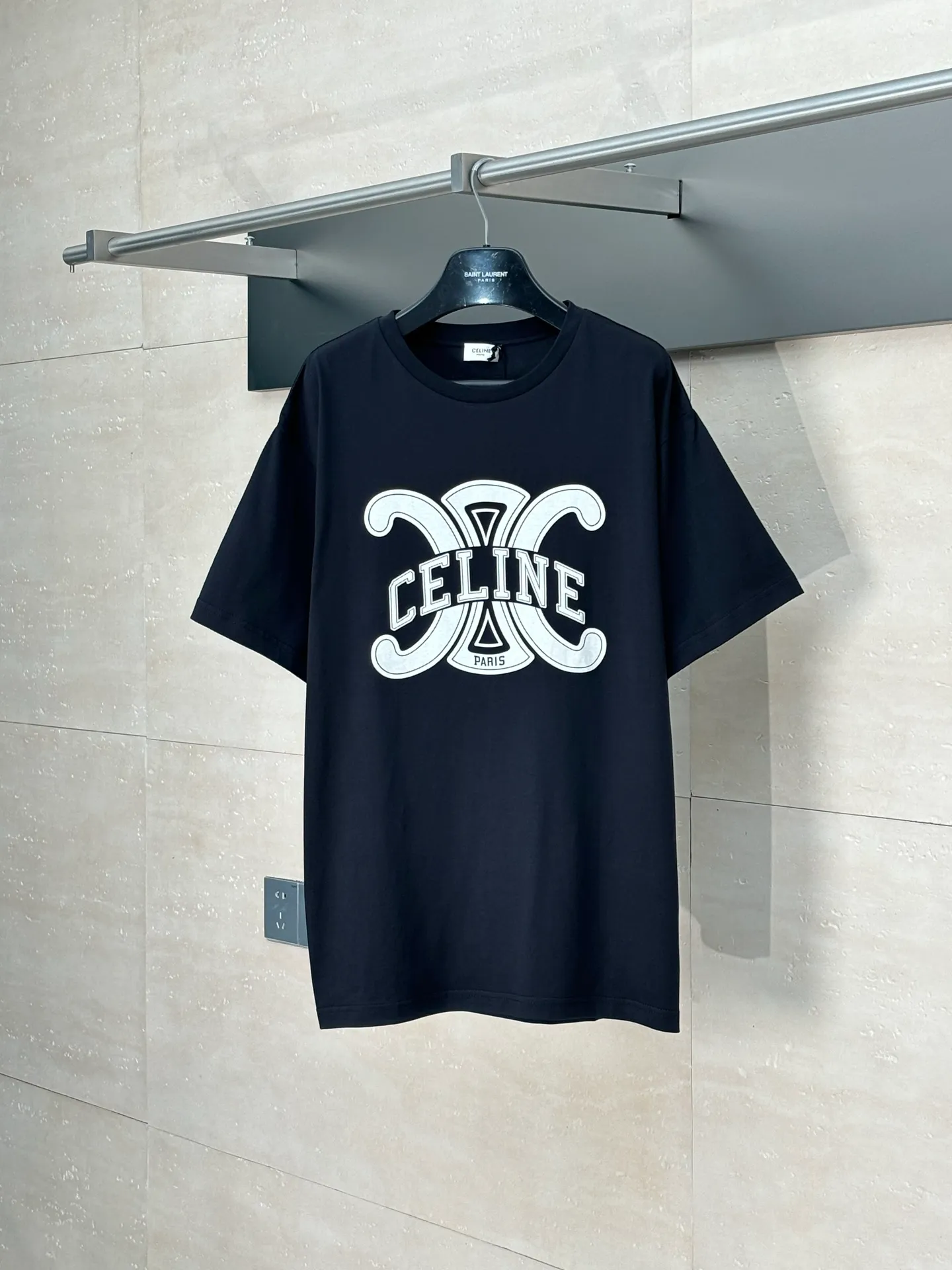 🅿️270 Celin*/Celin 25Ss new triumph button printed round neck short sleeves. Made of 50S double-strand mercerized cotton, weight 165g; with 32S 1×1 pull thread, 260g. The finer the yarn and the higher the count, the softer, smoother and finer the resulting fabric is usually. Two yarns are used and twisted together. Doing so can enhance the strength and durability of the fabric and give it a fuller feel. Cotton fibers are treated with concentrated caustic soda solution to smooth the fiber surface and increase the gloss and softness of the fabric.  Size：XS/S/M/L