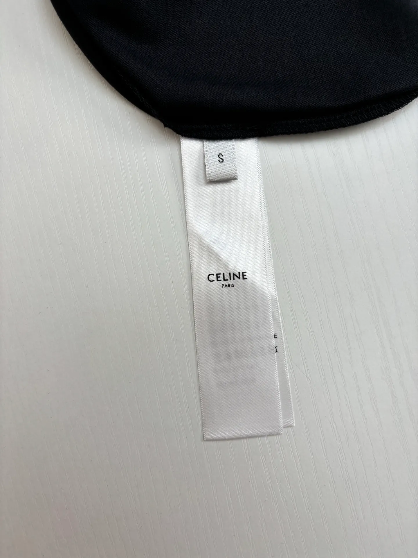 🅿️270 Celin*/Celin 25Ss new triumph button printed round neck short sleeves. Made of 50S double-strand mercerized cotton, weight 165g; with 32S 1×1 pull thread, 260g. The finer the yarn and the higher the count, the softer, smoother and finer the resulting fabric is usually. Two yarns are used and twisted together. Doing so can enhance the strength and durability of the fabric and give it a fuller feel. Cotton fibers are treated with concentrated caustic soda solution to smooth the fiber surface and increase the gloss and softness of the fabric.  Size：XS/S/M/L