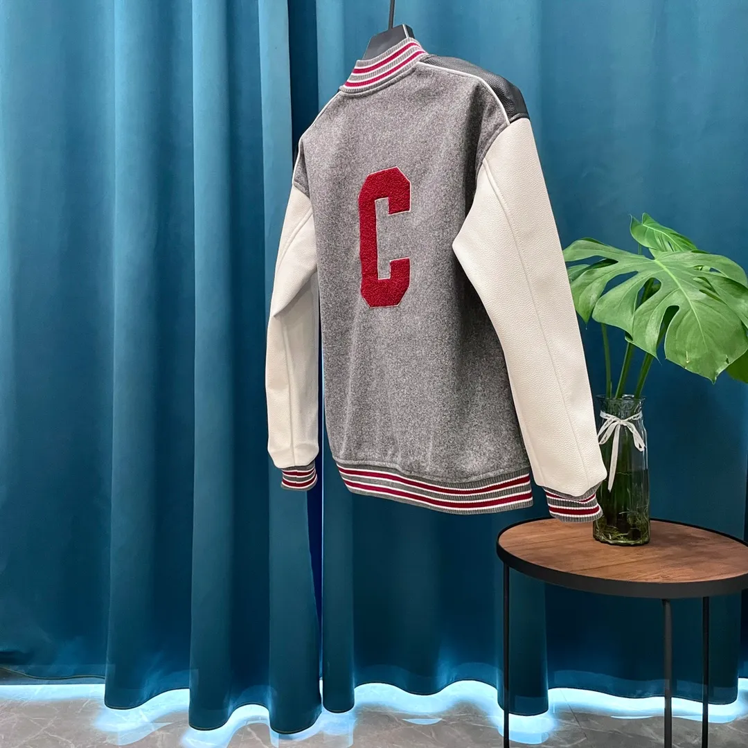 🅿️410 Celine➡️Celine runway style baseball jacket. I ordered the original model and took a month to finally ship it. I love it so much. The upper body is really handsome. A Douyin blogger said that this year's new jacket will become a future trend. If you look through street photos, you will find that celebrities regard it as a collectible jacket, a must-have item for men and women who want light luxury for commuting. Developing the highest version on the entire network, it took 1 month to customize and the cost was extremely high. The German imported flat-machine made custom-woven wool jacquard threads, using the first layer of imported lambskin. The pleated texture is unparalleled. It is hand-cut and meticulously crafted. The stitching position is very technical. Whether the whole garment is good or not depends on this position. Top-notch workmanship and details can stand the test. A full set of customized accessories, the letters are clear and perfectly restored without any difference. High-end atmosphere and full grade! The entire dress is exclusively customized with heavy craftsmanship. The towel patch embroidery is perfectly combined with craft embroidery and precise stitching! Absolute craftsmanship quality! Size chart: M L XL XXL