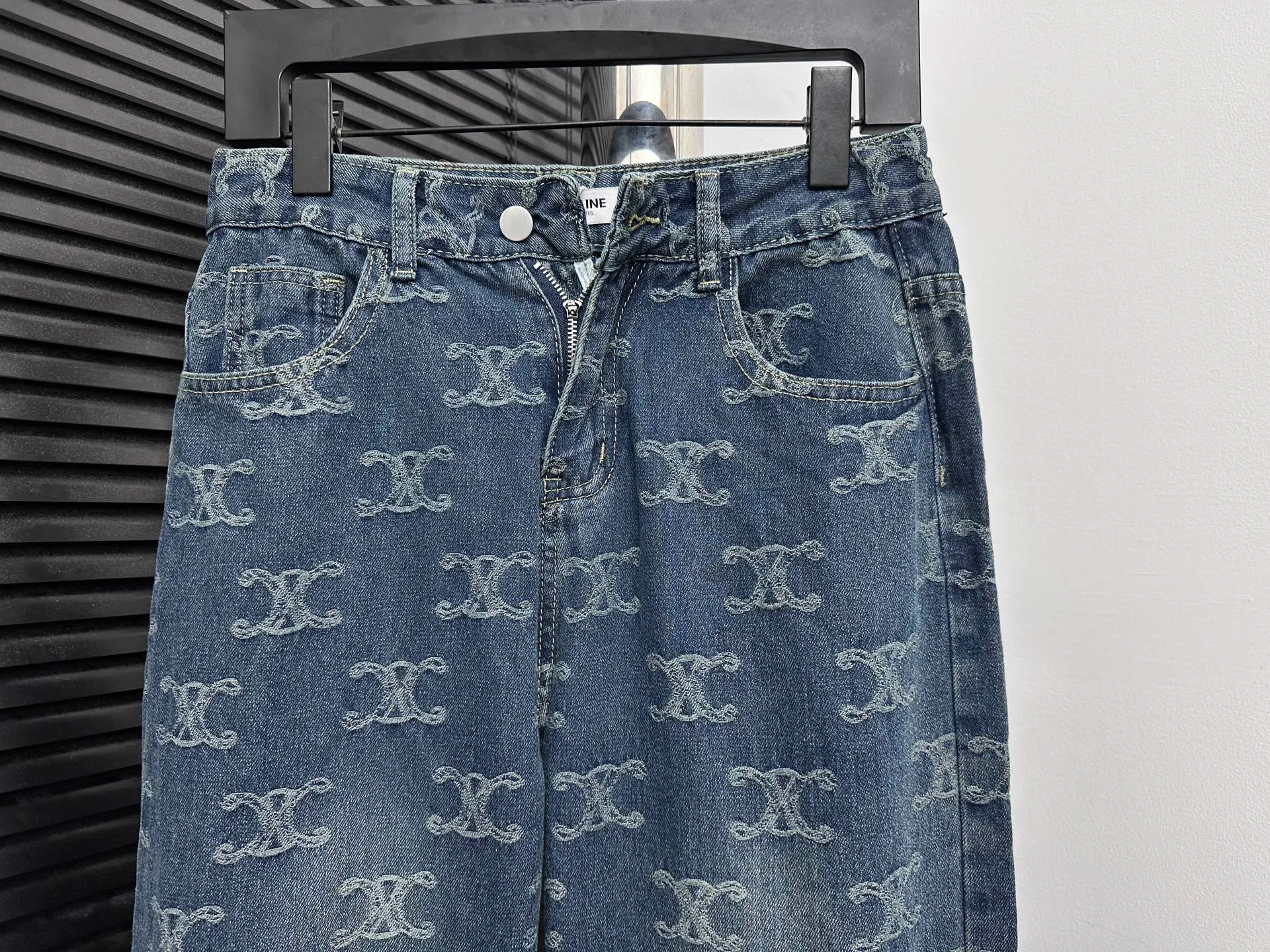 🅿️250 [Celine] Celine all-over printed denim trousers. Lazy style, fashionable and versatile. These jeans are really cool with a wide-leg shape. They cover the flesh and trim the crotch. Good news for girls with voluptuous muscles. This highly recognizable style has a high rate of return. It will definitely be a popular item this year. Size: XS-L