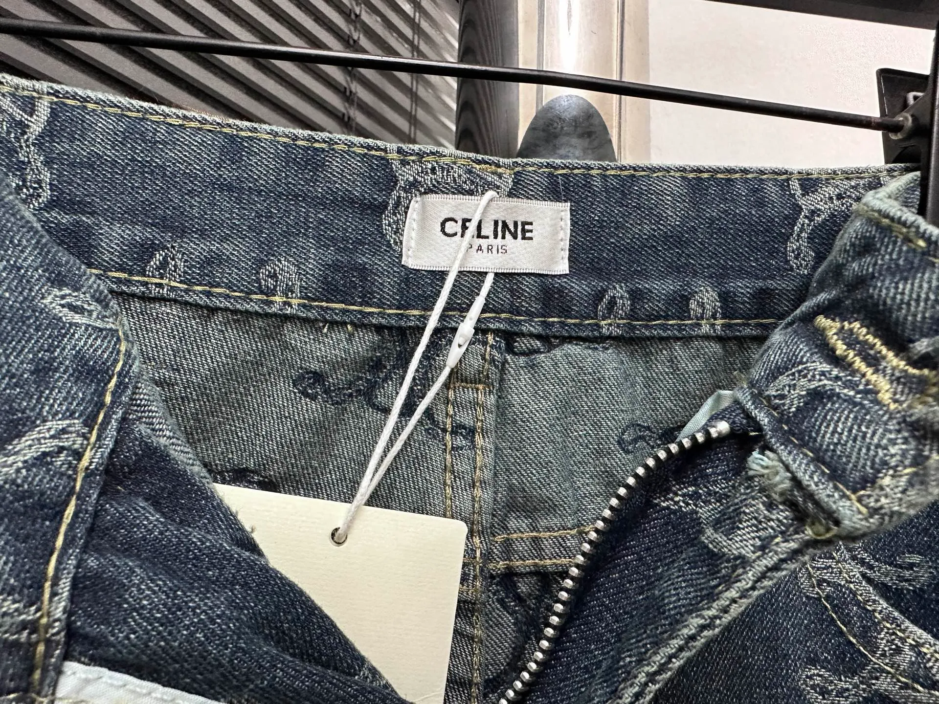 🅿️250 [Celine] Celine all-over printed denim trousers. Lazy style, fashionable and versatile. These jeans are really cool with a wide-leg shape. They cover the flesh and trim the crotch. Good news for girls with voluptuous muscles. This highly recognizable style has a high rate of return. It will definitely be a popular item this year. Size: XS-L