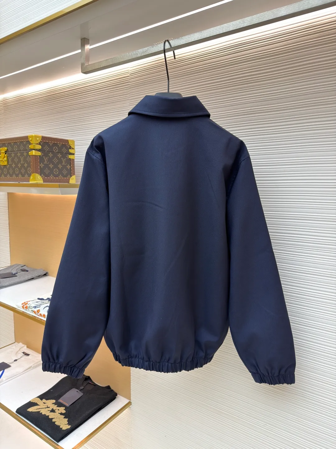 Celine embroidered Arc de Triomphe zipper cadre jacket ●Original version: Purchased and developed for 19500 ●Item number: 1681608-A90 ●Fabric: combed cotton fabric ●Technology: embroidery production ●Color: royal blue ●Version: fitted version ●Weight: about 695 grams ●Size: S-M-L-XL ●Description: Made of 32-count combed cotton fabric, custom-woven with 60% wool content. Double layer composite thickening, weight is about 400 grams. Lined with high-density spun lining. The zipper uses electroplated hardware and bright silver pull bars, and the zipper uses European-style imported zippers, decorated with composite cowhide sliders. The embroidery uses 3D three-dimensional embroidery, and the chest is embellished with Arc de Triomphe embroidery. Add a touch of simple, high-end style. The shirt collar is made of double layer lamination and ironing to make the upper body of the clothes more three-dimensional. The entire garment is made using a special machine. Fabric: 62% wool, 38% cotton Lining: 100% viscose Pocket lining: 100% cotton TRIOMPHE embroidered loose fit shirt collar, 2 slant suit pockets Elastic waistband and cuffs, zipper closure with TRIOMPHE embossed leather zipper pullers. The overall wiring is straight and delicate, the fabric is comfortable and soft, and the color is consistent without color difference. It can be matched with the same style to create a fashionable look and control various occasions. Customized accessories, complete with three standards, same style for men and women!