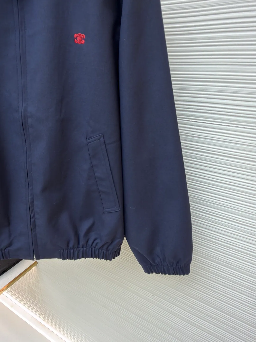 Celine embroidered Arc de Triomphe zipper cadre jacket ●Original version: Purchased and developed for 19500 ●Item number: 1681608-A90 ●Fabric: combed cotton fabric ●Technology: embroidery production ●Color: royal blue ●Version: fitted version ●Weight: about 695 grams ●Size: S-M-L-XL ●Description: Made of 32-count combed cotton fabric, custom-woven with 60% wool content. Double layer composite thickening, weight is about 400 grams. Lined with high-density spun lining. The zipper uses electroplated hardware and bright silver pull bars, and the zipper uses European-style imported zippers, decorated with composite cowhide sliders. The embroidery uses 3D three-dimensional embroidery, and the chest is embellished with Arc de Triomphe embroidery. Add a touch of simple, high-end style. The shirt collar is made of double layer lamination and ironing to make the upper body of the clothes more three-dimensional. The entire garment is made using a special machine. Fabric: 62% wool, 38% cotton Lining: 100% viscose Pocket lining: 100% cotton TRIOMPHE embroidered loose fit shirt collar, 2 slant suit pockets Elastic waistband and cuffs, zipper closure with TRIOMPHE embossed leather zipper pullers. The overall wiring is straight and delicate, the fabric is comfortable and soft, and the color is consistent without color difference. It can be matched with the same style to create a fashionable look and control various occasions. Customized accessories, complete with three standards, same style for men and women!