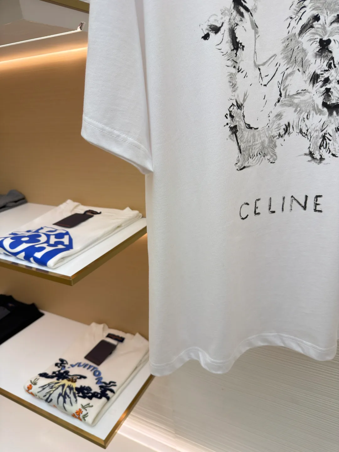 Celine Sketch Puppy Round Neck Short Sleeve ●Original version: Purchased and developed for 5700 ●Item number: 1682027-A00 ●Fabric: plain knitted fabric ●Technology: printing production ●Color: white ●Version: fitted version ●Weight: about 290 grams ●Size: XS-S-M-L ●Description: Made of 15S fine cotton plain fabric, 230g; with 32S double yarn thread, 300g. Plain weave fabric made from combed cotton fibers has a more orderly arrangement and higher density than ordinary cotton, so it has better texture and luster. 15S fine cotton plain fabric is a high-quality cotton fabric with the characteristics of softness, comfort, good breathability, and good durability. Water-based fiber slurry dot printing is an environmentally friendly and sophisticated printing process. It is characterized by using water-based environmentally friendly slurry as the medium, and transferring the slurry to the surface of the fabric in the form of dots through a high-mesh screen. The core of the process lies in the use of high-precision dot distribution to achieve delicate transitions and layered expressions of color. Compared with traditional full-page printing, it saves slurry and has excellent breathability. Since the water-based slurry does not contain plasticizers, the printed area feels soft to the touch, almost like the original texture of the fabric, without the hardening or sticky feeling of offset printing, and can be better integrated with the fabric fibers to present a matte matte effect in the printed area, with soft and natural color saturation. The tiny gaps between dots make the pattern visually translucent and hazy, especially on light-colored fabrics. After the slurry is cured, it still maintains the natural drape and elasticity of the fiber, has good washing resistance, and is not easy to crack or fade. The overall wiring is straight and delicate, the fabric is comfortable and soft, and the color is consistent without color difference. It can be matched with the same style to create a fashionable look and control various occasions. Customized accessories, complete with three standards, same style for men and women!