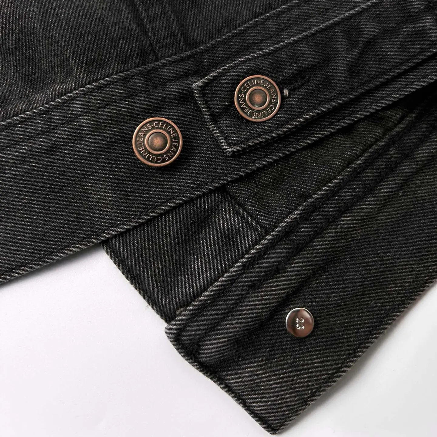 🅿️560 [Exclusive supply] Celine 24FW hooded denim jacket (grey). Original purchase and development of 14,500 yuan. The fabric is made of customized high-density cotton twill denim. It is full of texture and comfortable to the skin. It is painted in classic retro black and is full of natural purity and simplicity. The front panel is simple and neat in clean fit style. The Celine mark is on the hood. It is not noisy but has its own sound. The original charm of the denim jacket is outlined with clean and neat lines. The charm of simplicity and the charm of versatility. The whole garment is washed with medium filtration. A special solution is used to remove stains and slight fading. Then it is washed with snowflakes. It is faded by strong washing methods to make the color more uniform. Complex workmanship and high loss; pure manual high-elastic offset printing technology. Every coloring. Every press. After repeated pulling, the original shape and color are still maintained during washing and other processes. It can better reflect the craftsman's exquisite skills and control of details. The entire garment is sewn using an embedded clamping machine. The embedded clamping machine can control the distance between the double needles by changing the needle position to achieve seamless, smooth and tidy splicing. Size:S-M-L-XL