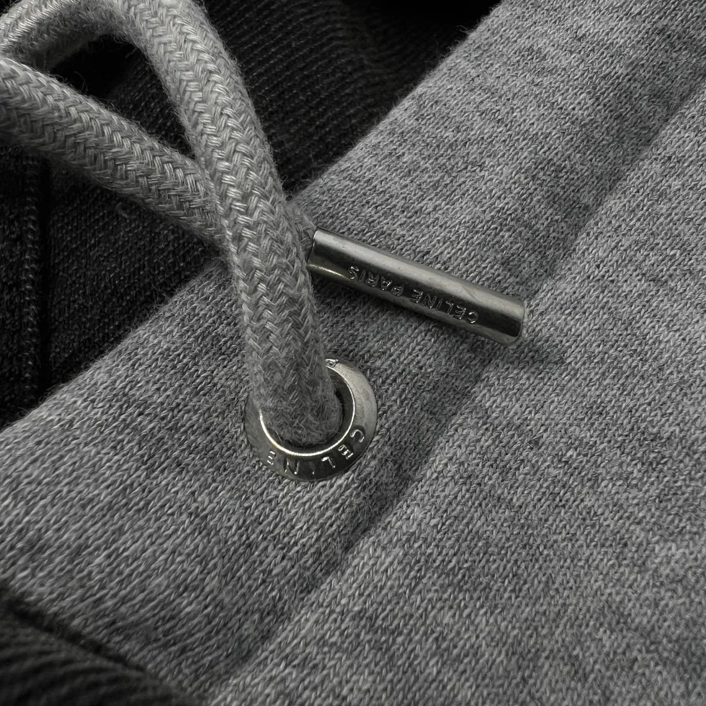 🅿️560 [Exclusive supply] Celine 24FW hooded denim jacket (grey). Original purchase and development of 14,500 yuan. The fabric is made of customized high-density cotton twill denim. It is full of texture and comfortable to the skin. It is painted in classic retro black and is full of natural purity and simplicity. The front panel is simple and neat in clean fit style. The Celine mark is on the hood. It is not noisy but has its own sound. The original charm of the denim jacket is outlined with clean and neat lines. The charm of simplicity and the charm of versatility. The whole garment is washed with medium filtration. A special solution is used to remove stains and slight fading. Then it is washed with snowflakes. It is faded by strong washing methods to make the color more uniform. Complex workmanship and high loss; pure manual high-elastic offset printing technology. Every coloring. Every press. After repeated pulling, the original shape and color are still maintained during washing and other processes. It can better reflect the craftsman's exquisite skills and control of details. The entire garment is sewn using an embedded clamping machine. The embedded clamping machine can control the distance between the double needles by changing the needle position to achieve seamless, smooth and tidy splicing. Size:S-M-L-XL