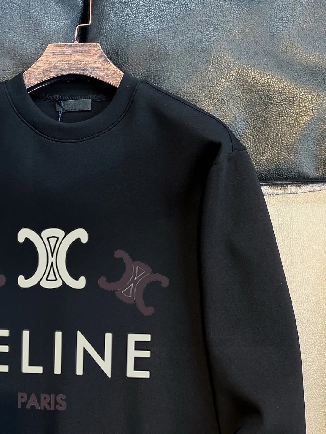 🅿️220 brand [CELINE Celine] (good news for fat people) 2025ss autumn latest long-sleeved round-neck sweatshirt, on sale simultaneously on the official website. Refreshing and breathable. Made of top Tencel Roman. Comfortable and soft. 3D three-dimensional clarity. Super fashion sense. Great for gifting and keeping for yourself. Size: M-5XL (can wear up to 220 pounds)