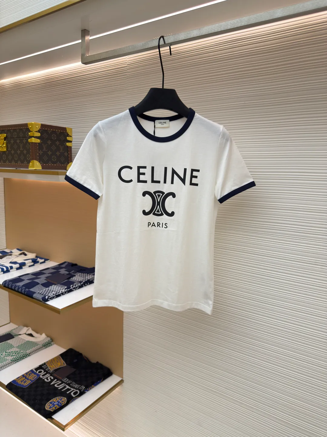 Celine letter printed T-shirt [Women's clothing] ●Authentic product: Purchased and developed by 5100 ●Item number: 1680483-A00 ●Fabric: long-staple cotton fabric ●Technology: printing production ●Version: fitted version ●Weight: about 105 grams ●Size: S-M-L ●Description: The fabric is made of 50s double-ply long-staple cotton plain fabric, purchased with Y-printing and custom-dyed in brown. The color is completely matched to the pattern. It is treated with dust-free wool processing to give a light and soft cotton feel. 32s single-strand combed cotton 1*1 rib, dyed in the same vat as the main fabric to ensure no color difference. The white brown front panel is printed with a screen glue computer fully automatic elliptical machine. Threaded strips are cut on the collar and cuffs, and the edges are bound by a flat car. The overall wiring is straight and delicate, the fabric is comfortable and soft, and the color is consistent without color difference. It can be matched with the same style to create a fashionable look and control various occasions. Customized accessories, complete with three standards, same style for men and women!