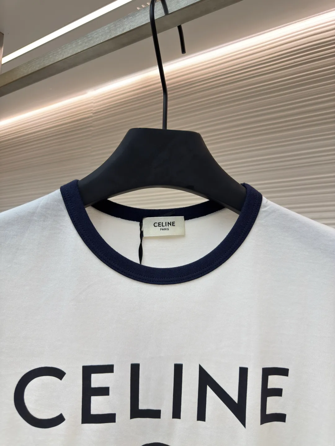 Celine letter printed T-shirt [Women's clothing] ●Authentic product: Purchased and developed by 5100 ●Item number: 1680483-A00 ●Fabric: long-staple cotton fabric ●Technology: printing production ●Version: fitted version ●Weight: about 105 grams ●Size: S-M-L ●Description: The fabric is made of 50s double-ply long-staple cotton plain fabric, purchased with Y-printing and custom-dyed in brown. The color is completely matched to the pattern. It is treated with dust-free wool processing to give a light and soft cotton feel. 32s single-strand combed cotton 1*1 rib, dyed in the same vat as the main fabric to ensure no color difference. The white brown front panel is printed with a screen glue computer fully automatic elliptical machine. Threaded strips are cut on the collar and cuffs, and the edges are bound by a flat car. The overall wiring is straight and delicate, the fabric is comfortable and soft, and the color is consistent without color difference. It can be matched with the same style to create a fashionable look and control various occasions. Customized accessories, complete with three standards, same style for men and women!