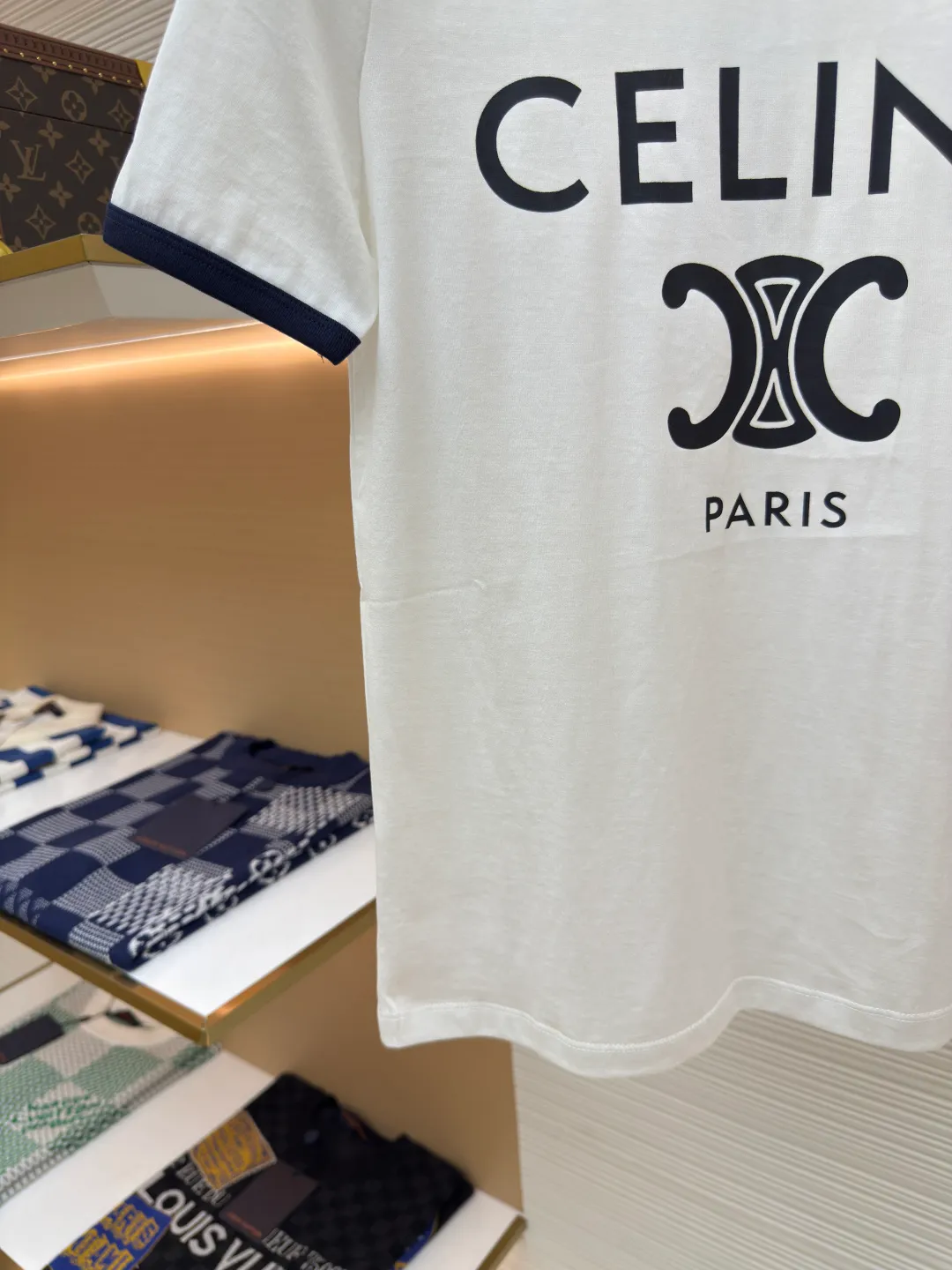 Celine letter printed T-shirt [Women's clothing] ●Authentic product: Purchased and developed by 5100 ●Item number: 1680483-A00 ●Fabric: long-staple cotton fabric ●Technology: printing production ●Version: fitted version ●Weight: about 105 grams ●Size: S-M-L ●Description: The fabric is made of 50s double-ply long-staple cotton plain fabric, purchased with Y-printing and custom-dyed in brown. The color is completely matched to the pattern. It is treated with dust-free wool processing to give a light and soft cotton feel. 32s single-strand combed cotton 1*1 rib, dyed in the same vat as the main fabric to ensure no color difference. The white brown front panel is printed with a screen glue computer fully automatic elliptical machine. Threaded strips are cut on the collar and cuffs, and the edges are bound by a flat car. The overall wiring is straight and delicate, the fabric is comfortable and soft, and the color is consistent without color difference. It can be matched with the same style to create a fashionable look and control various occasions. Customized accessories, complete with three standards, same style for men and women!