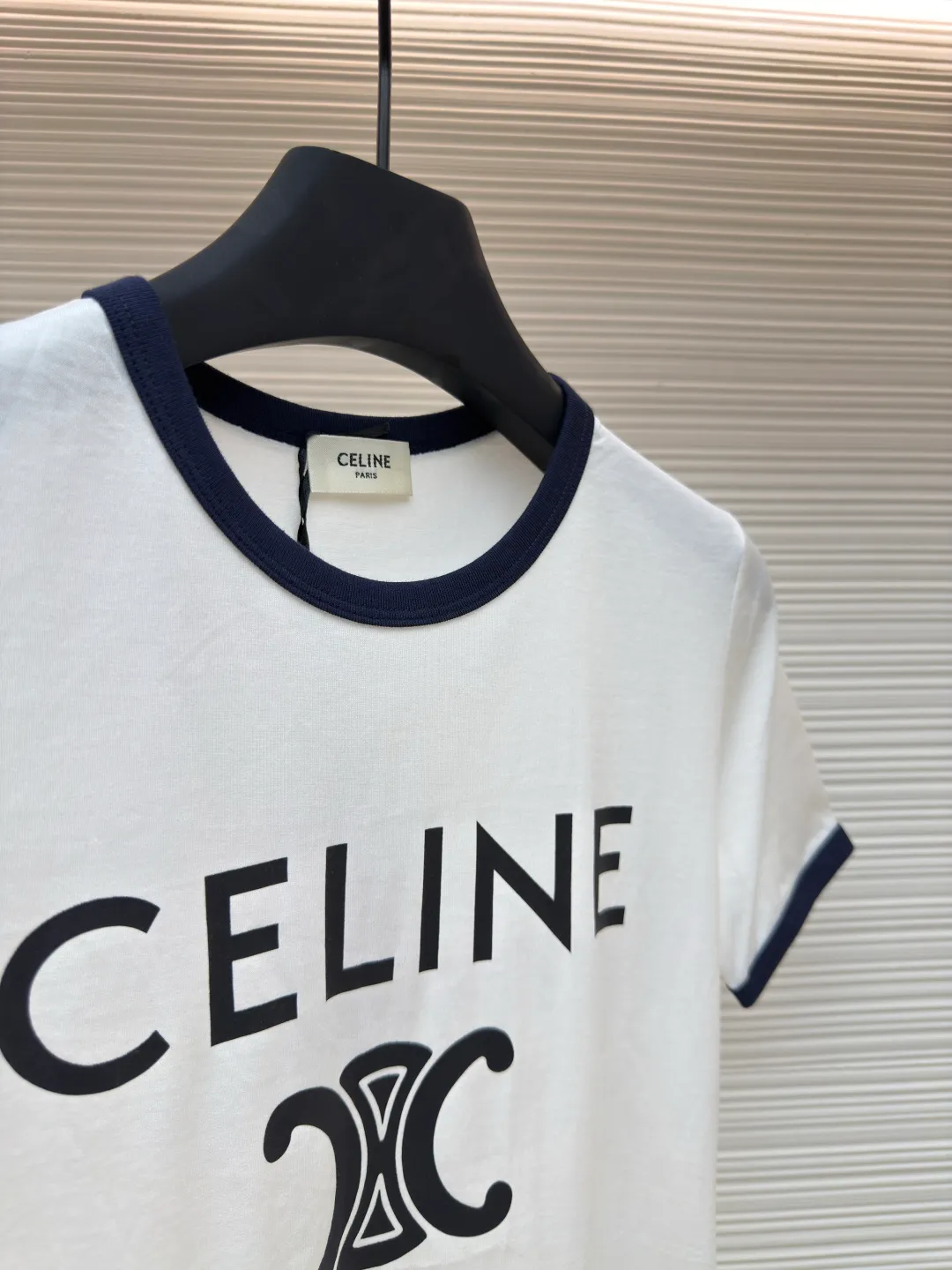 Celine letter printed T-shirt [Women's clothing] ●Authentic product: Purchased and developed by 5100 ●Item number: 1680483-A00 ●Fabric: long-staple cotton fabric ●Technology: printing production ●Version: fitted version ●Weight: about 105 grams ●Size: S-M-L ●Description: The fabric is made of 50s double-ply long-staple cotton plain fabric, purchased with Y-printing and custom-dyed in brown. The color is completely matched to the pattern. It is treated with dust-free wool processing to give a light and soft cotton feel. 32s single-strand combed cotton 1*1 rib, dyed in the same vat as the main fabric to ensure no color difference. The white brown front panel is printed with a screen glue computer fully automatic elliptical machine. Threaded strips are cut on the collar and cuffs, and the edges are bound by a flat car. The overall wiring is straight and delicate, the fabric is comfortable and soft, and the color is consistent without color difference. It can be matched with the same style to create a fashionable look and control various occasions. Customized accessories, complete with three standards, same style for men and women!