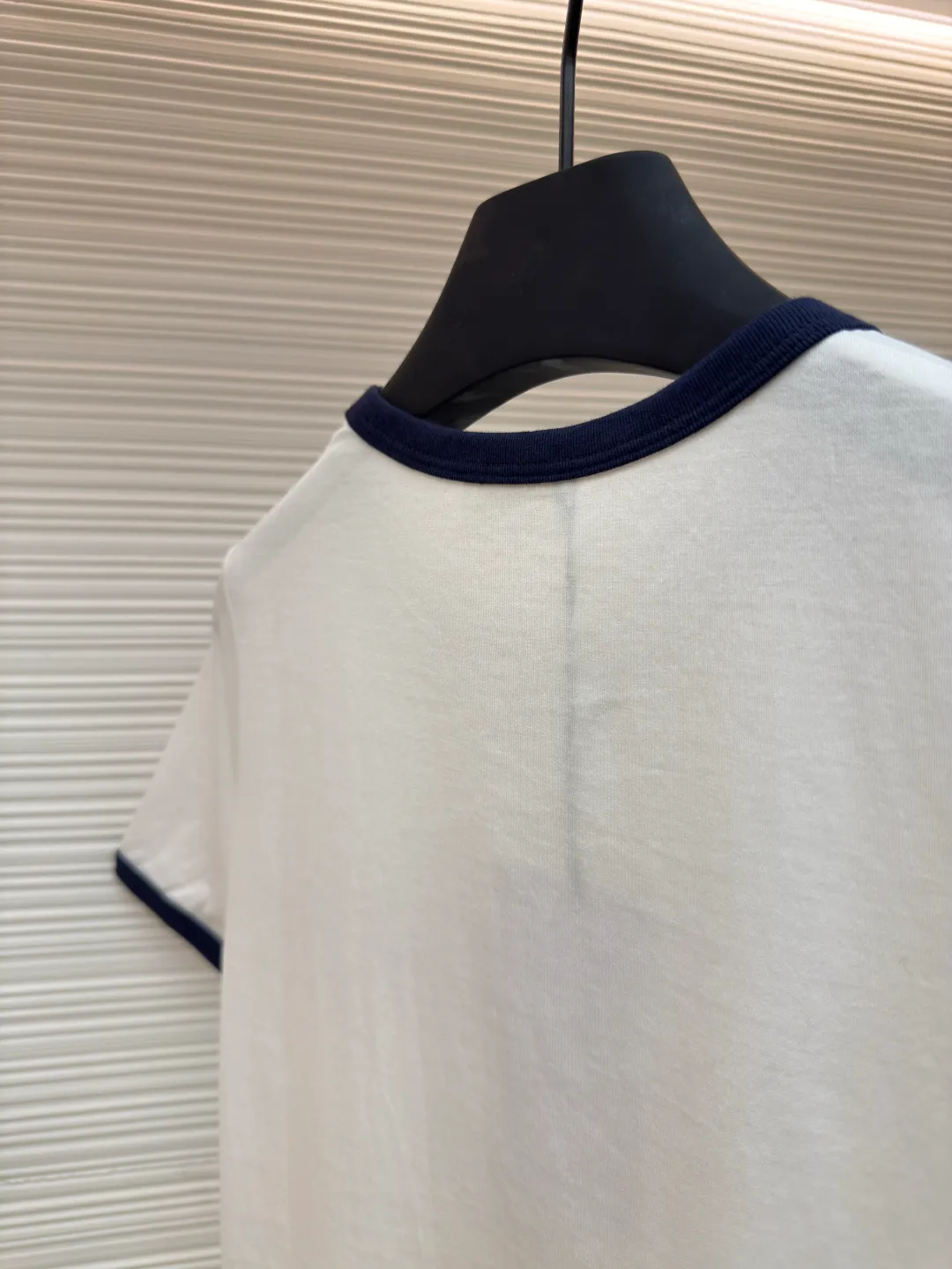 Celine letter printed T-shirt [Women's clothing] ●Authentic product: Purchased and developed by 5100 ●Item number: 1680483-A00 ●Fabric: long-staple cotton fabric ●Technology: printing production ●Version: fitted version ●Weight: about 105 grams ●Size: S-M-L ●Description: The fabric is made of 50s double-ply long-staple cotton plain fabric, purchased with Y-printing and custom-dyed in brown. The color is completely matched to the pattern. It is treated with dust-free wool processing to give a light and soft cotton feel. 32s single-strand combed cotton 1*1 rib, dyed in the same vat as the main fabric to ensure no color difference. The white brown front panel is printed with a screen glue computer fully automatic elliptical machine. Threaded strips are cut on the collar and cuffs, and the edges are bound by a flat car. The overall wiring is straight and delicate, the fabric is comfortable and soft, and the color is consistent without color difference. It can be matched with the same style to create a fashionable look and control various occasions. Customized accessories, complete with three standards, same style for men and women!