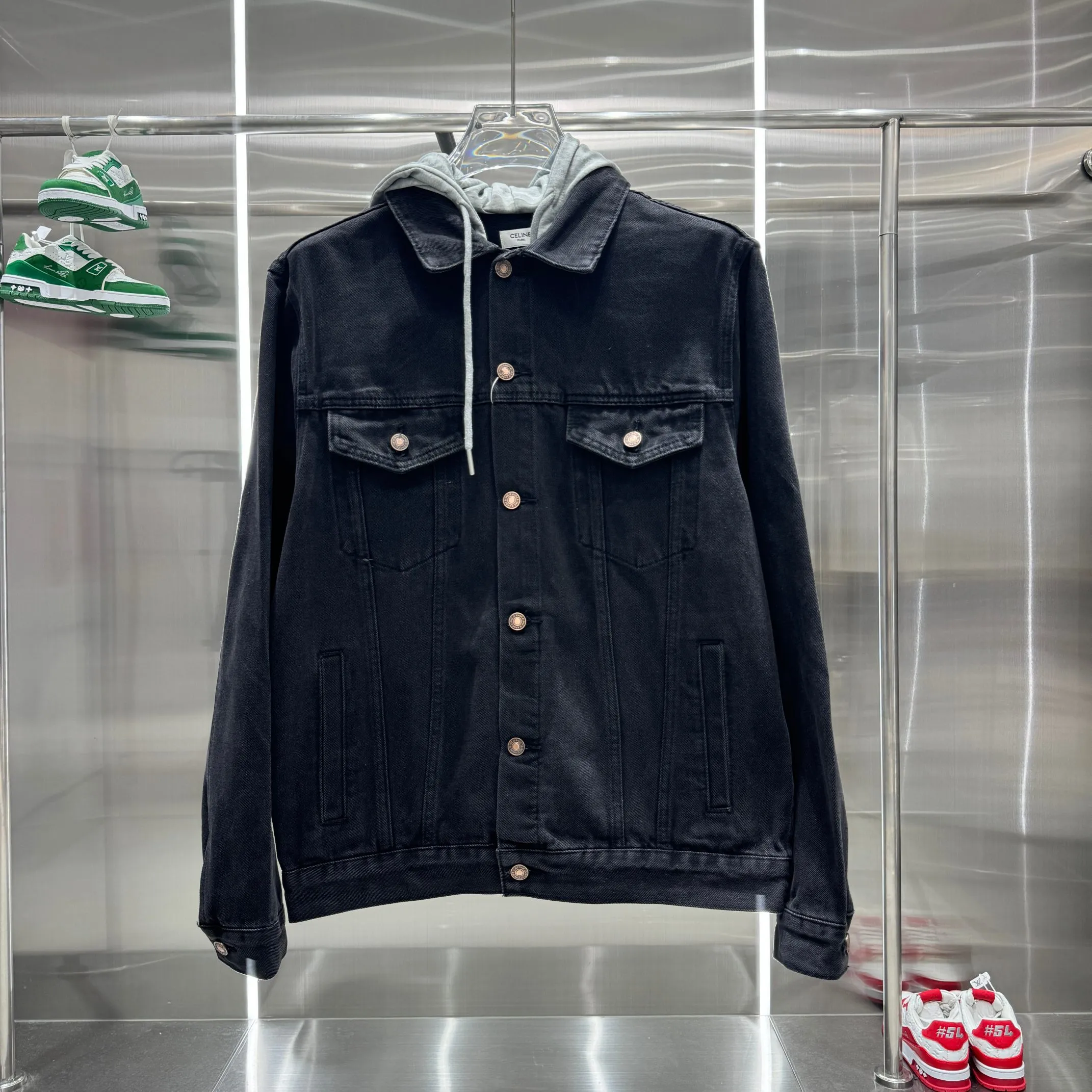 🅿️350 Celin • 24ss new fake two-piece denim jacket with hood, denim and sweatshirt spliced ​​together, it has a bit of a student-era atmosphere! The hat is printed with the logo of the capsule series and is not removable. The fake two-piece design feels great and is very easy to match. It can be worn in all seasons! The whole piece of clothing uses multiple washing techniques, including fermentation washing + fermentation grinding + horsetail + cat whiskers. The fabric is pure cotton denim with bamboo. The feel is almost the same as YB, so it is more expensive than regular ones! Many places on the clothes are whitened and polished, and the light and dark are intertwined to enhance the freshness of the clothes, unlike the dull and boring colors of a single color. The hardware I-buckle is molded and customized, and the details are very good! Size M L XL XXL Color Black