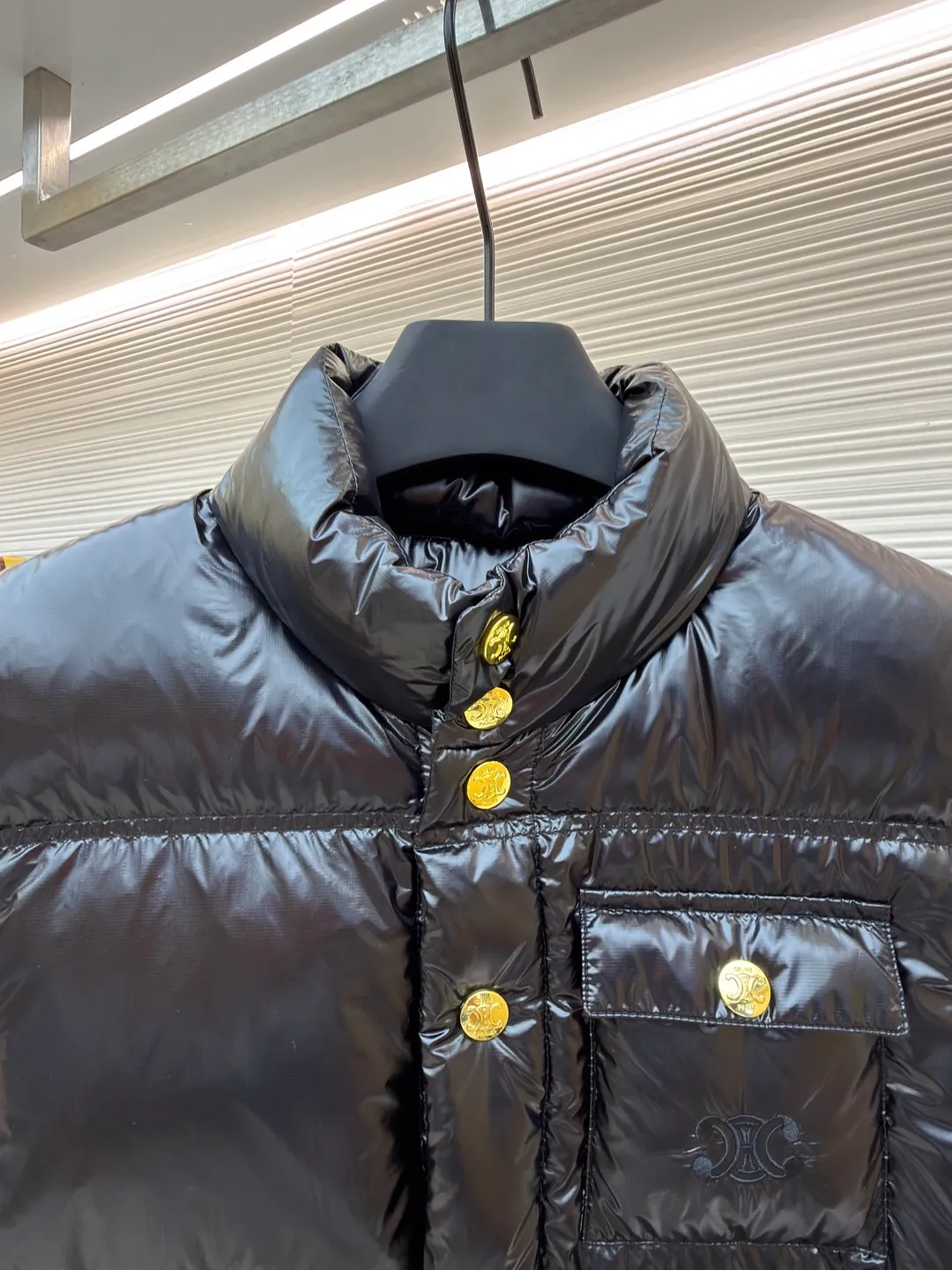 Celine vest down jacket ●Item number: 1681116-C55 ●Fabric: white duck down fabric ●Technology: embroidery production ●Version: fitted version ●Weight: about 335 grams ●Size: 36-38-40 ●Description: The fabric and lining are both made of 100% nylon, giving full play to its core advantages. It is known for its excellent wear resistance, high strength and excellent durability. At the same time, the fabric is extremely light and has good elasticity, ensuring free movement. Nylon is also quick-drying and easy to care for. The consistent selection of materials inside and out achieves strong protection and a light feel from the inside out. This product cleverly combines the two exquisite techniques of quilting and three-dimensional embroidery. Quilting not only gives clothing a unique geometric beauty, but its core function is to closely fit the inner and outer layers and fix the filling, thereby enhancing warmth, avoiding bloat, and improving the stability of the overall structure, making the fit more crisp. A delicate embroidered logo pops out with 3D stitching. Compared with ordinary printing, embroidered logos have a more high-end texture and durability. They are not easy to fade or crack after repeated washing and friction, which enhances the recognition and the collection value of the item. The combination of the two achieves the perfect unity of beauty and practicality. It is filled with 90% selected white duck down and weighs 170g, ensuring that it is fluffy and rebounds quickly, is light and warm. The overall wiring is straight and delicate, the fabric is comfortable and soft, and the color is consistent without color difference. It can be matched with the same style to create a fashionable look and control various occasions. Customized accessories, complete with three standards, same style for men and women!